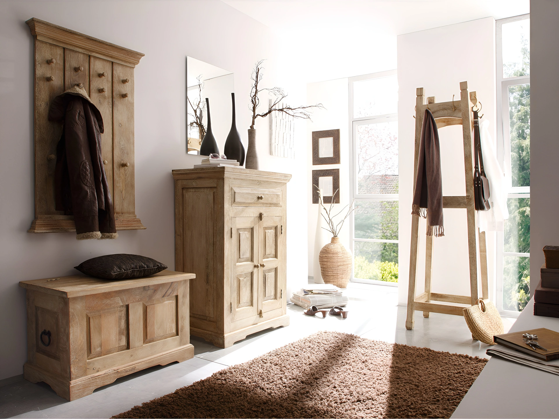 Rustikale Holzplatte mit Patina-Oberfläche, warme Brauntöne, sichtbare Maserung und Gebrauchsspuren für Vintage-Möbel.