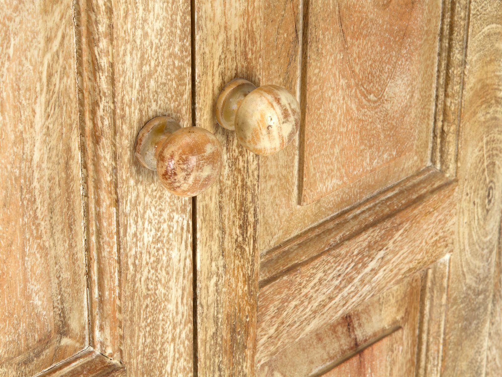 Detailbild Frontansicht: Mangoholz-Schrank „Schrank Patina“ natur lackiert mit runden Holztürknöpfen