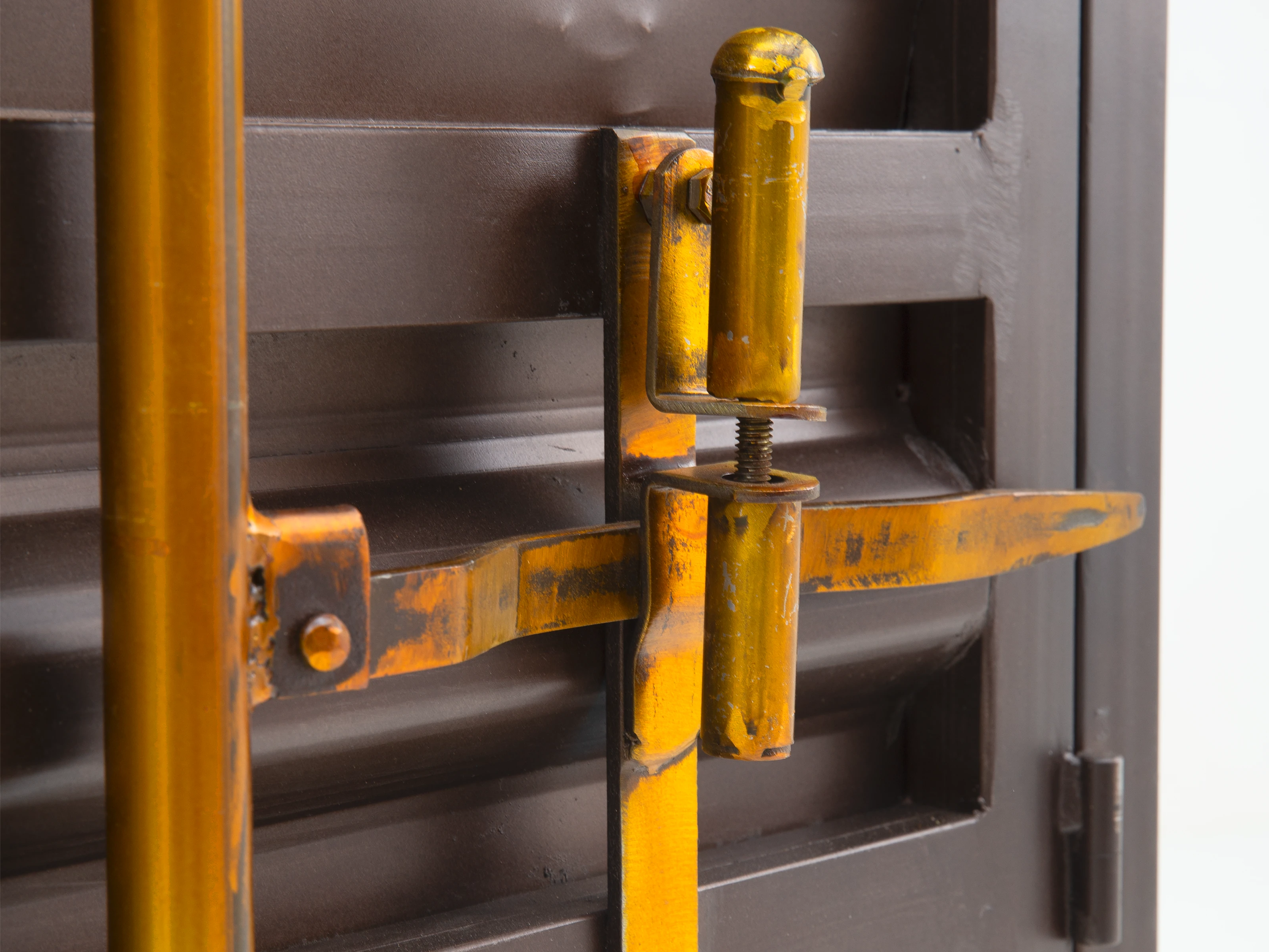 Weinschrank Cargon Front-Detailansicht des gelb lackierten Metall-Türriegels an der braunen Mango-Holz-Tür.