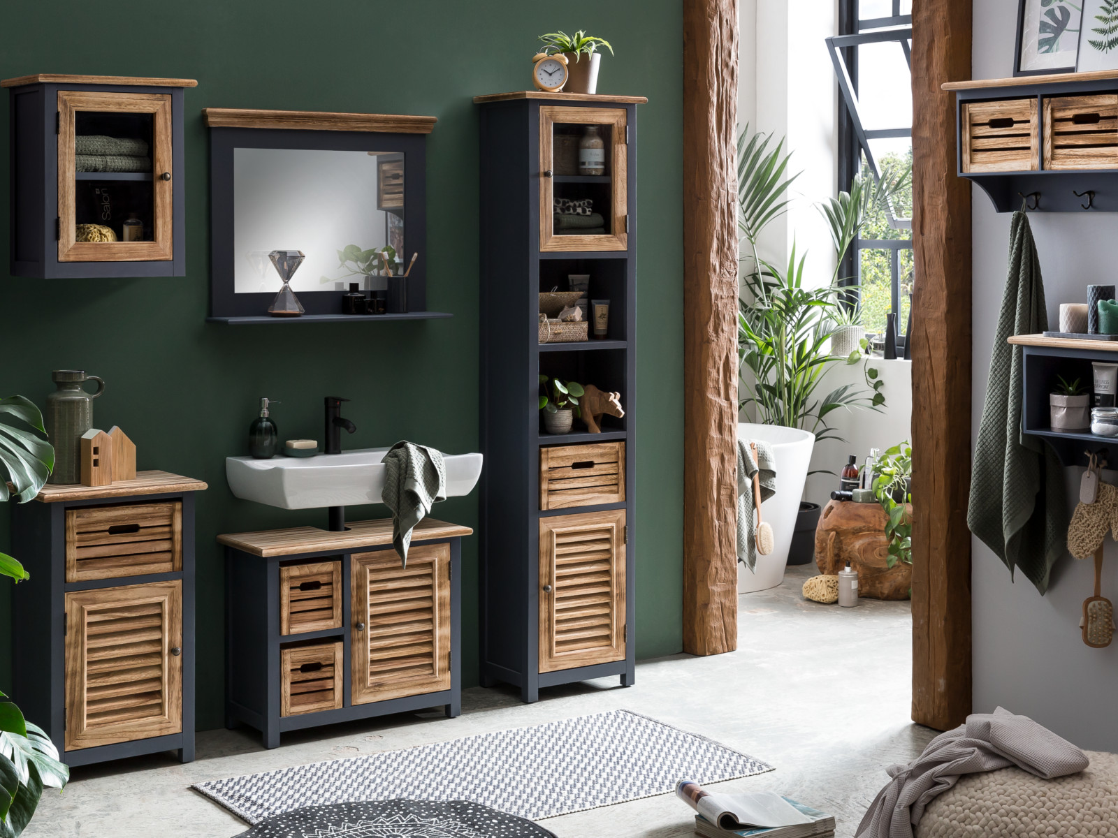 45°-Ansicht graues Wandregal Kansas II (63×36×24 cm) im Badezimmer-Wohnbeispiel mit Waschtisch, Spiegelschrank & Hochschrank