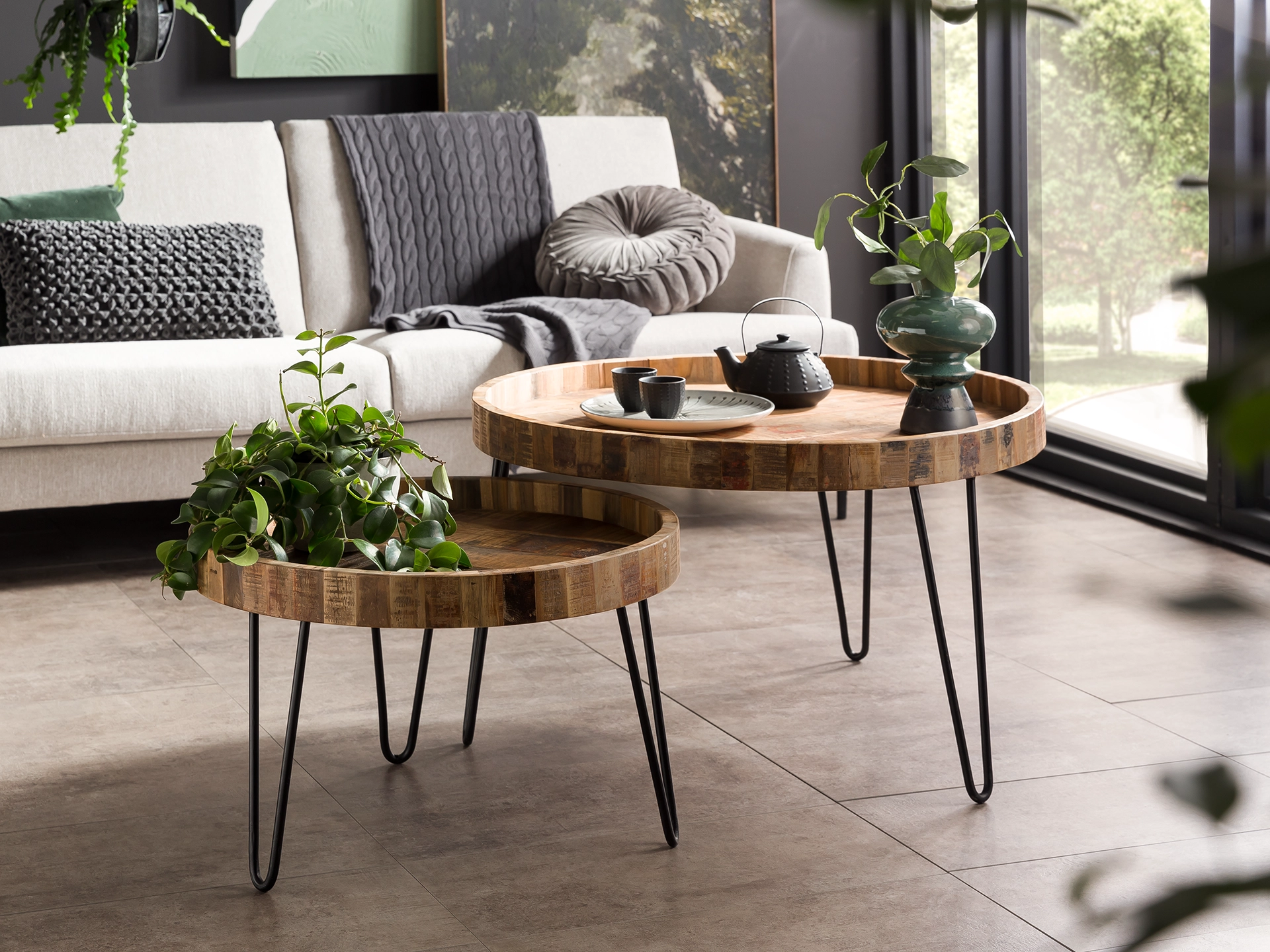 Ambienteaufnahme des Möbelstücks 'Corby' (Woodkings) in hellem Holz, modernes skandinavisches Wohnambiente