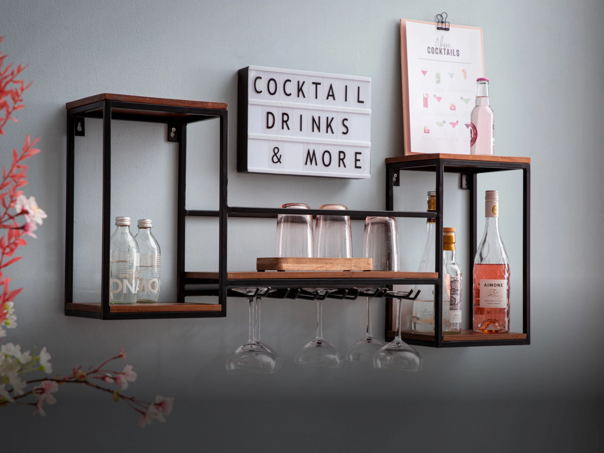 Moderne Holz-Wanddeko über Sofa in gemütlichem Wohnzimmer – natürliche Materialien, skandinavisches Wohnambiente