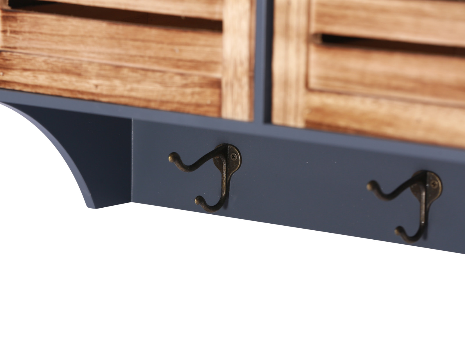 Freisteller: Wandregal Kansas II in Grau, 45°-Ansicht, 63×36×24 cm, Paulownia/MDF, zwei Schubladen, drei Metall-Doppelhaken