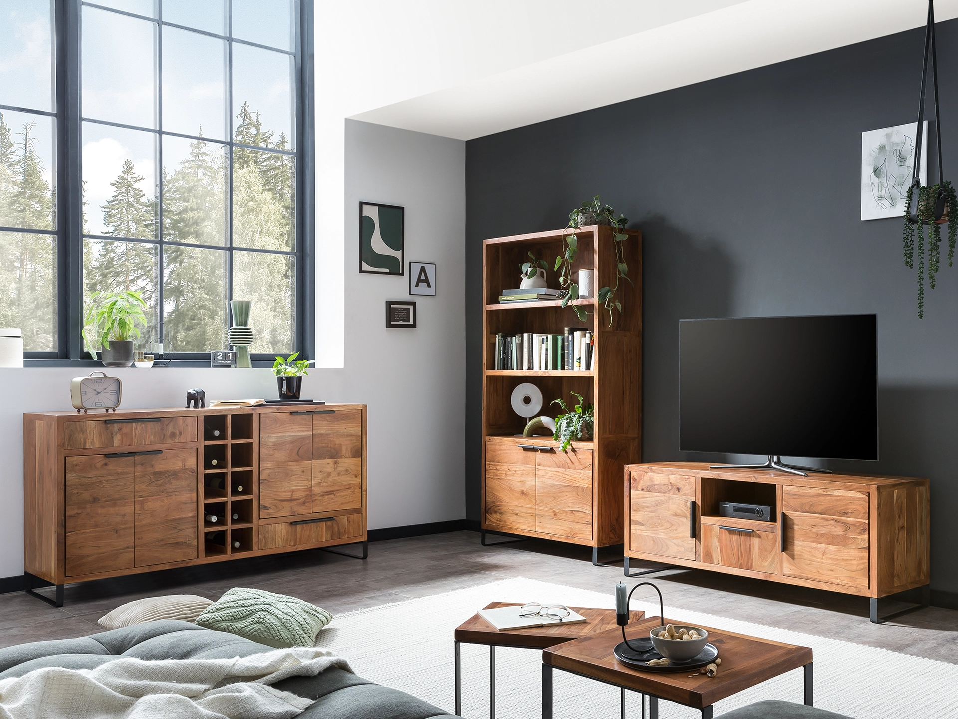 Stauraum-Möbel 'Sydney' als Sideboard in Holzoptik - Ambienteaufnahme im modernen Wohnzimmer mit Dekoration
