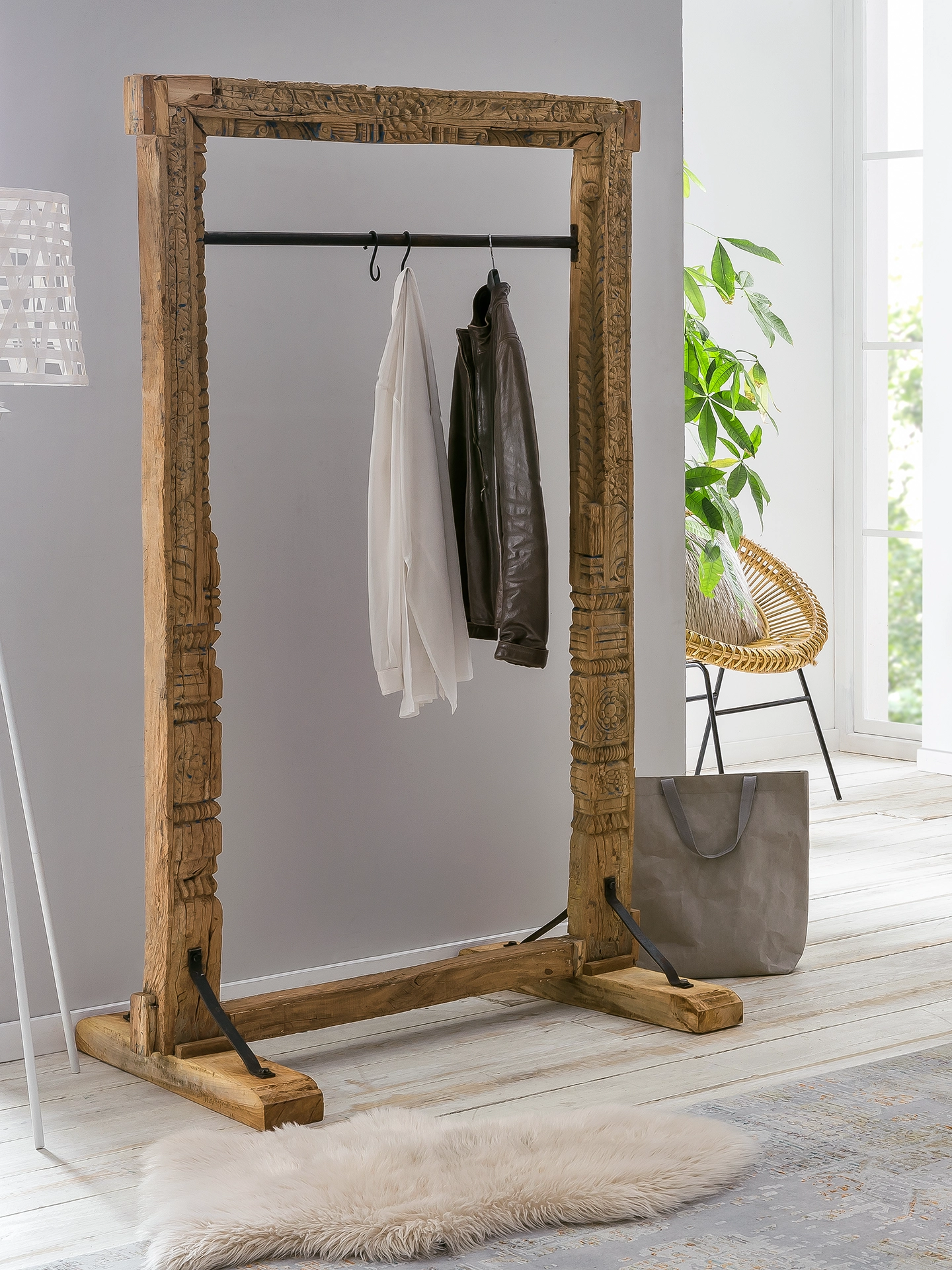 Hohes Kavali Massivholz-Regal in warmer Eichenoptik im modernen Wohnambiente, dekoriert mit Pflanzen und Büchern