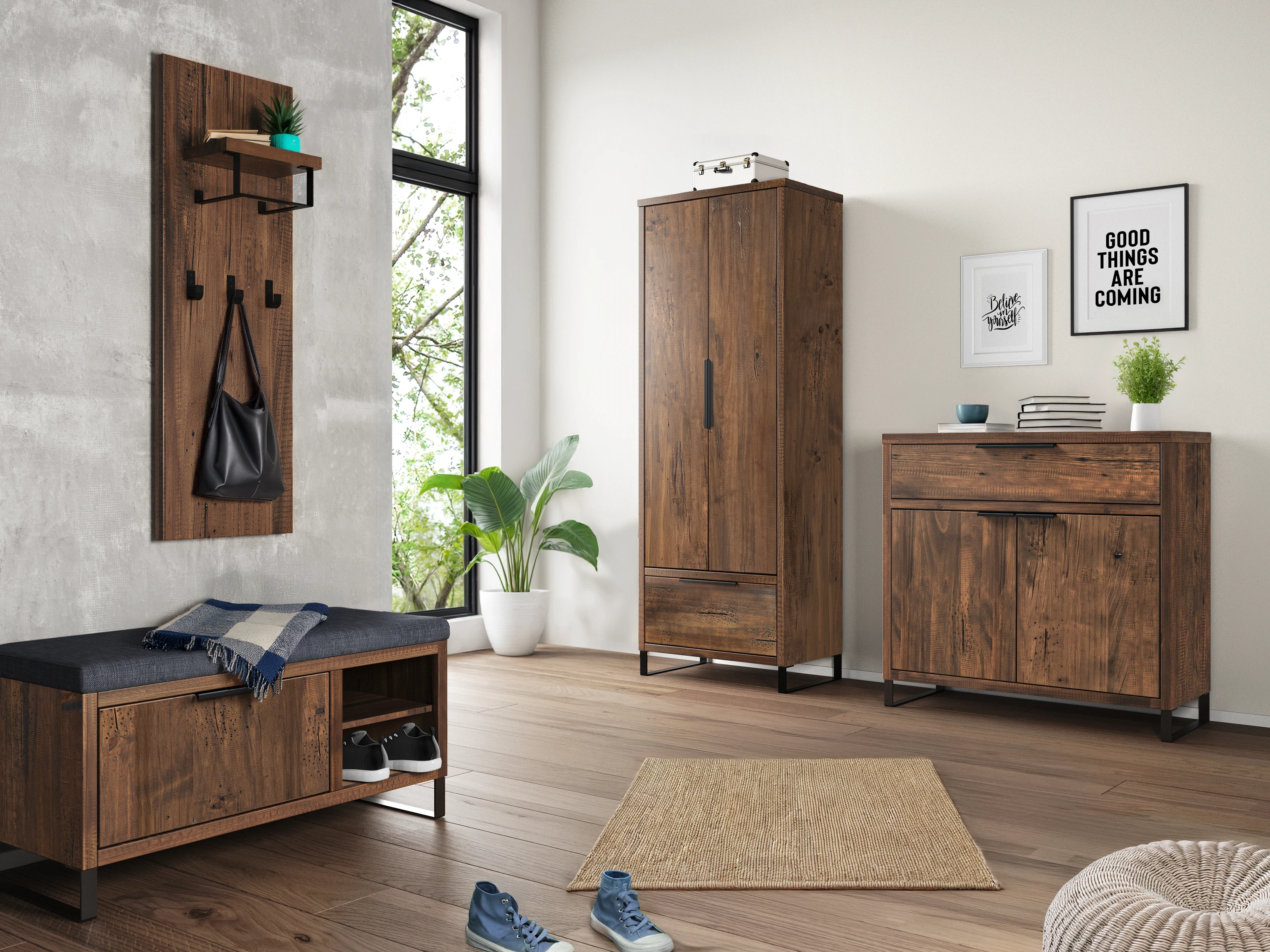 Wohnbeispiel Wandgarderobe Sydney Pinie (braun lackiertes Pinienholz, 35×107×20 cm), Frontansicht mit Ablage und 3 Haken