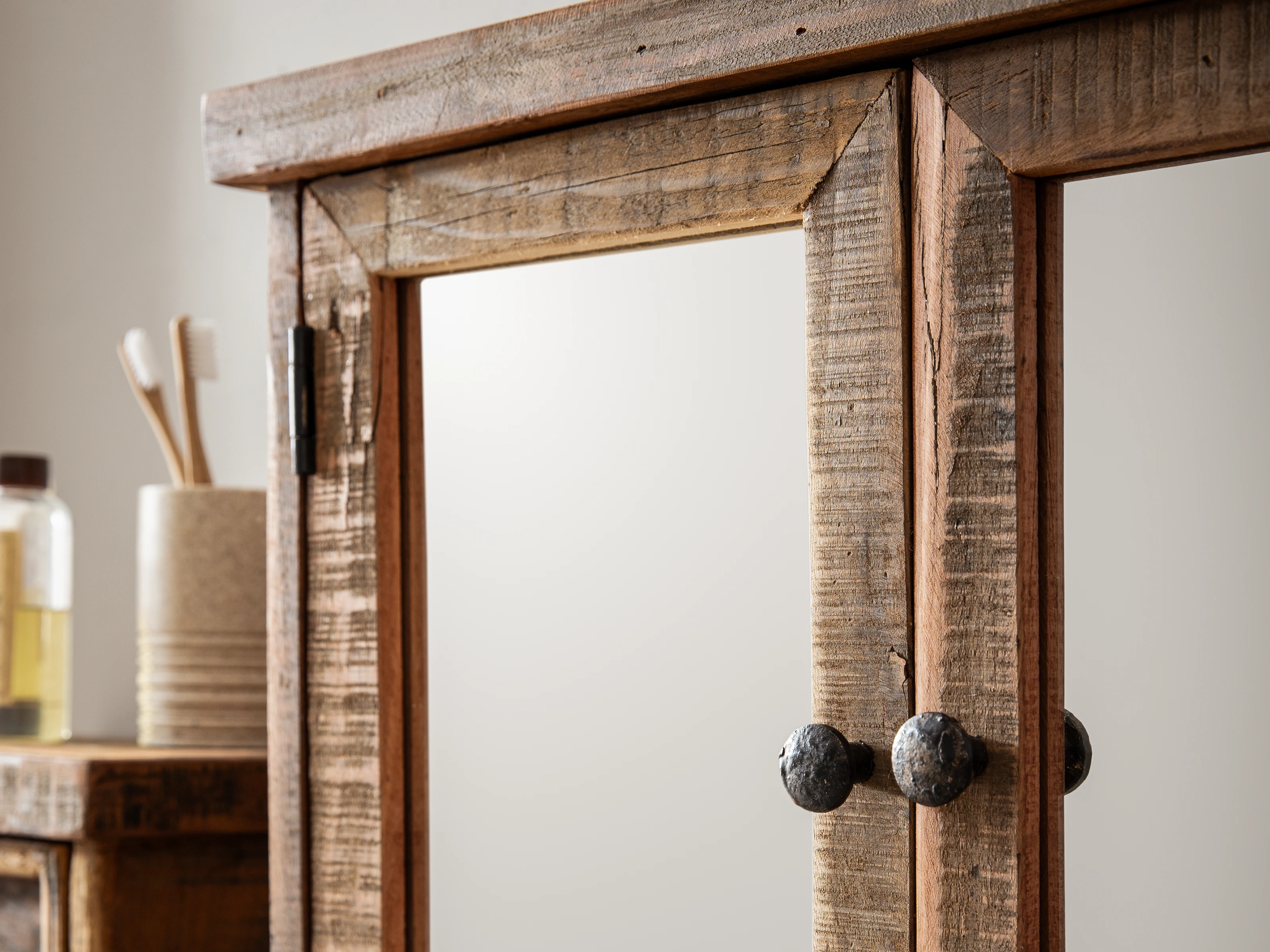 Ambiente-Detailaufnahme eines massiven Holzmöbels: warme Holzmaserung, strukturierte Oberfläche und natürliche Farbtöne