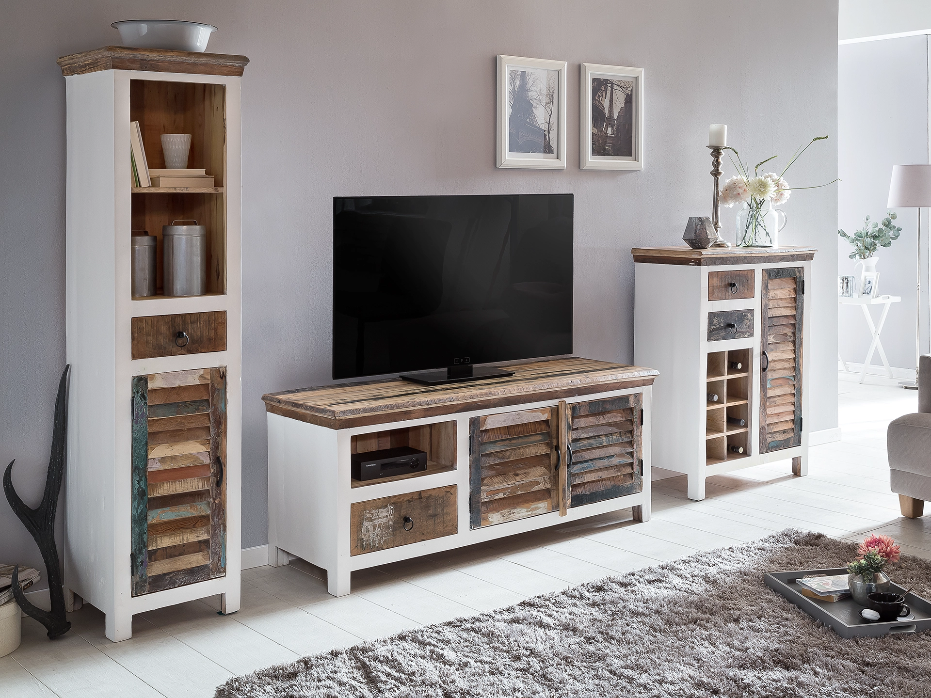 Ambientes Produktfoto 'Perth' von Woodkings – Möbel in warmer Holzoptik in modernem Wohnraum, dekoriert mit Pflanzen und natürlichem Licht