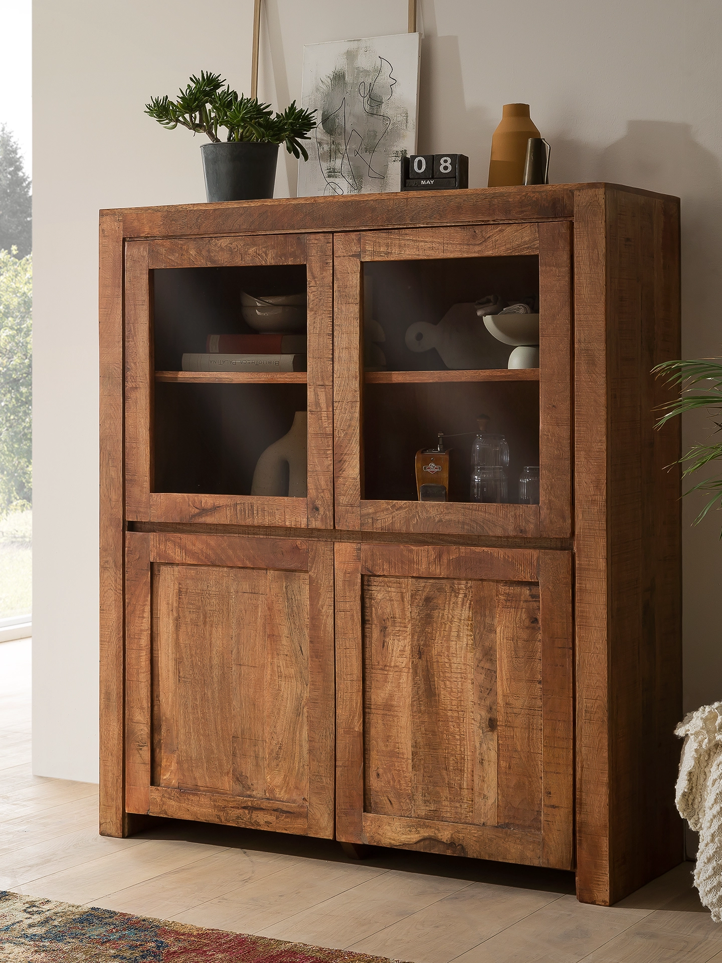 Rustikaler Landhaus-Hochschrank aus massiver Holzfront, warmes Eichenfinish, Country-Optik