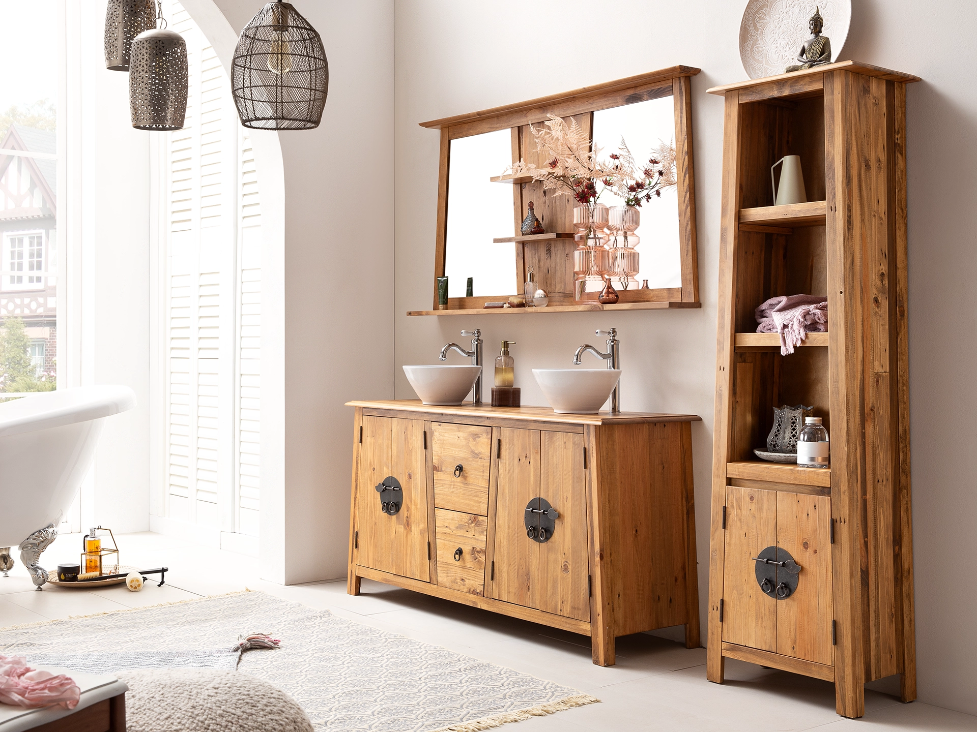 Ambienteaufnahme des Woodkings‑Möbels "Rangun" – warmes Holzfinish, modernes Design in neutralem Wohnraum mit dezenter Dekoration