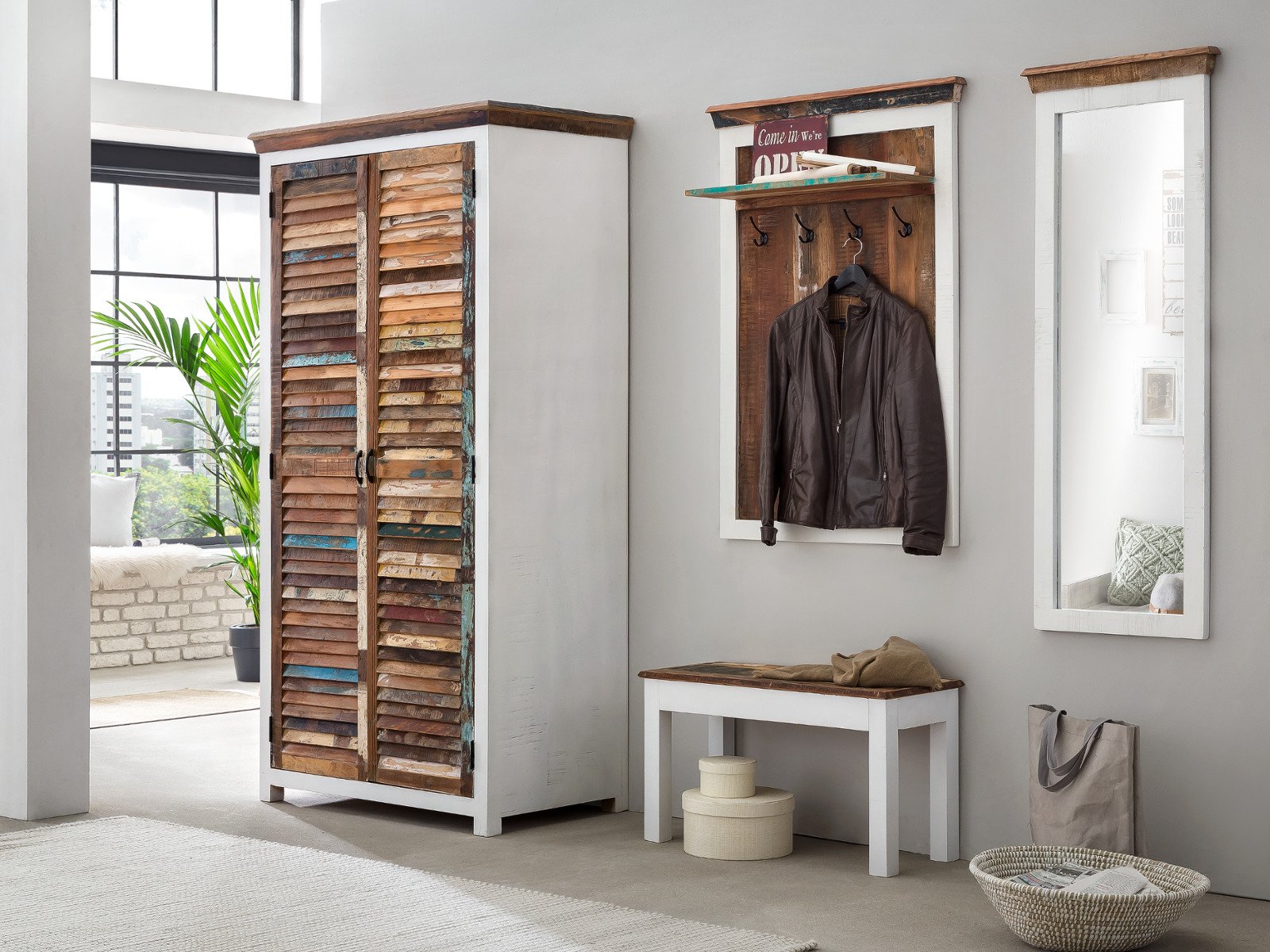 Massives Holz-Bett Modell 'Perth' in warmem Naturton in hellem, skandinavisch-minimalistischem Schlafzimmer mit neutraler Bettwäsche