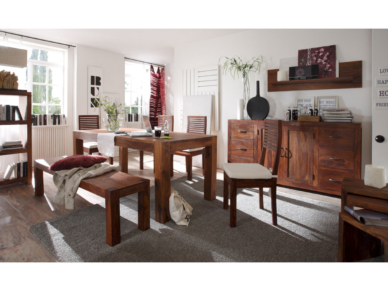 Vitrine Palison dunkel (67×180×42 cm) im Wohnbeispiel, 45°-Ansicht, lackiertes Palisanderholz mit 2 Türen und 2 Schubladen