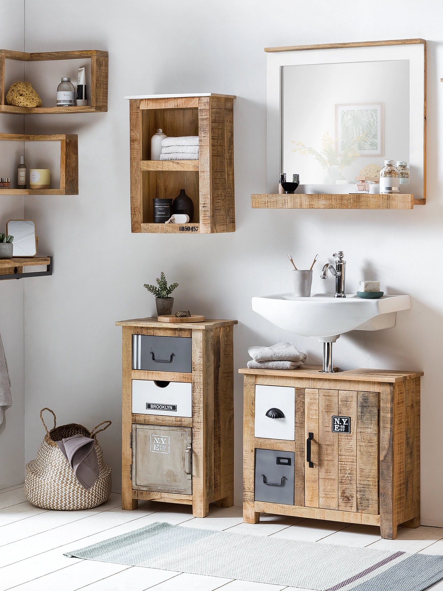 Hohes Sideboard "Pune" in heller Eiche mit schlankem, modernem Design im minimalistischen Wohnambiente