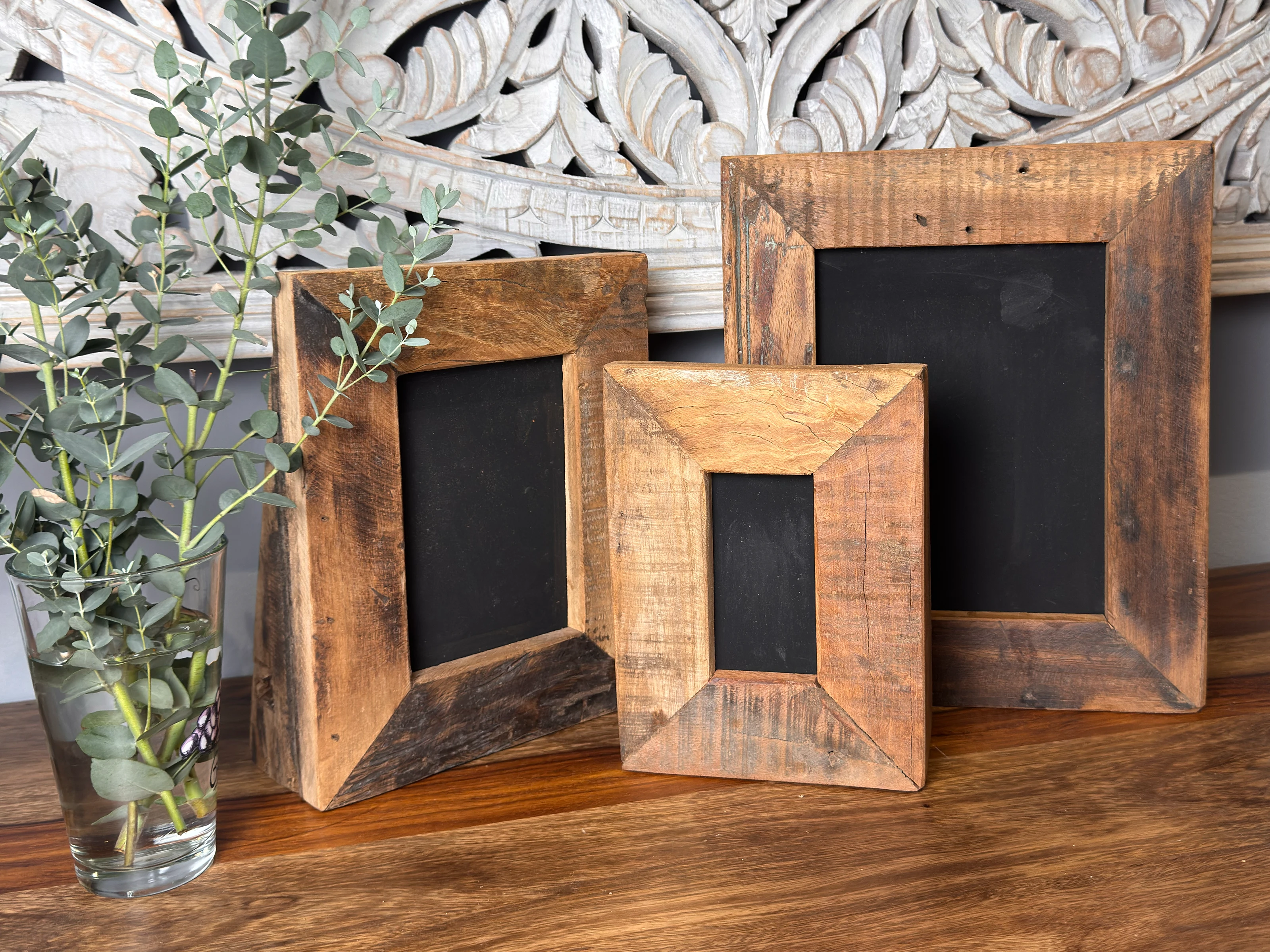 Ambienteaufnahme: massiver Holztisch mit Stühlen in heller Wohnküche, natürliche Dekoration und warmes Tageslicht