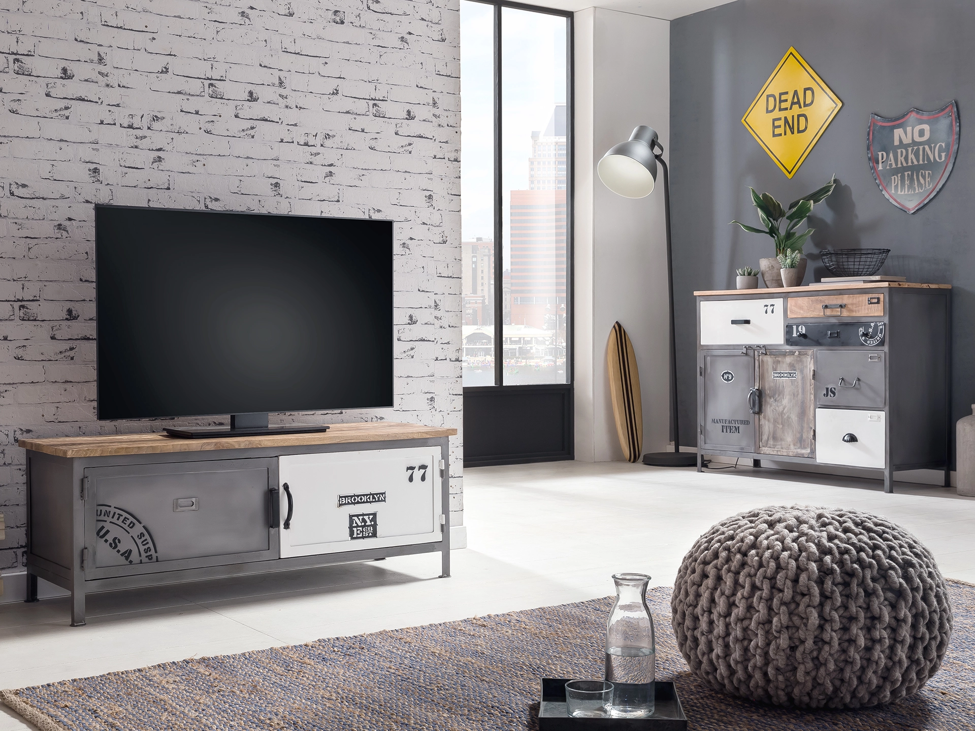 Pinetown Pinienholz-Esstisch in natürlicher Holzoptik, ambientes Esszimmer mit Stühlen und warmem, rustikalem Flair