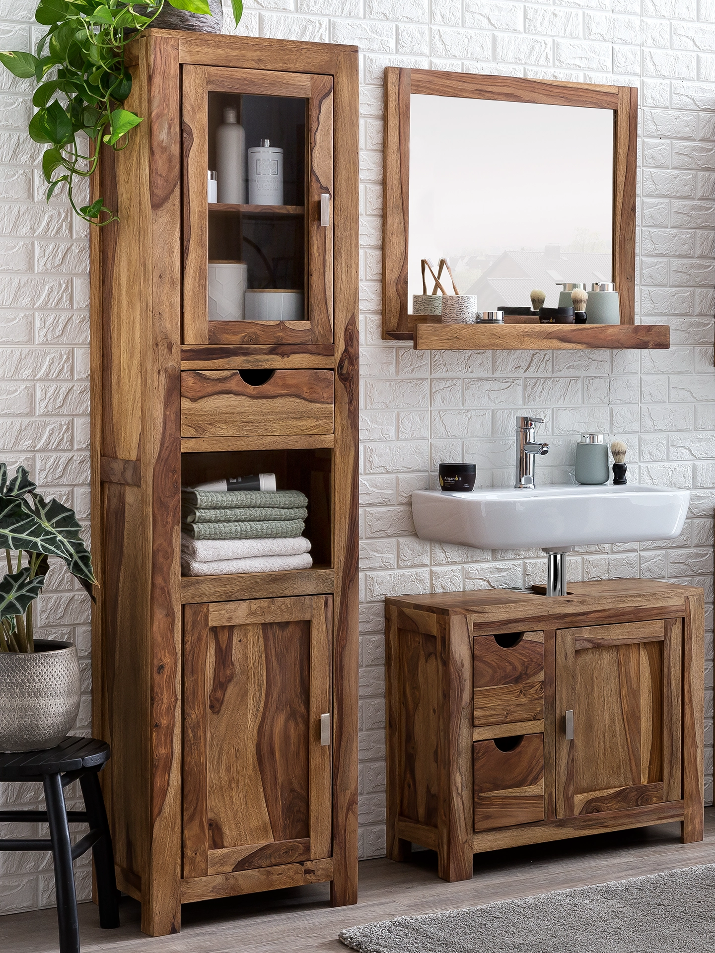 Ambienteaufnahme des Holzprodukts „Lagos“ in modernem Wohnraum mit warmem Holzfinish, neutralen Farbtönen und gemütlicher, stilvoller Atmosphäre