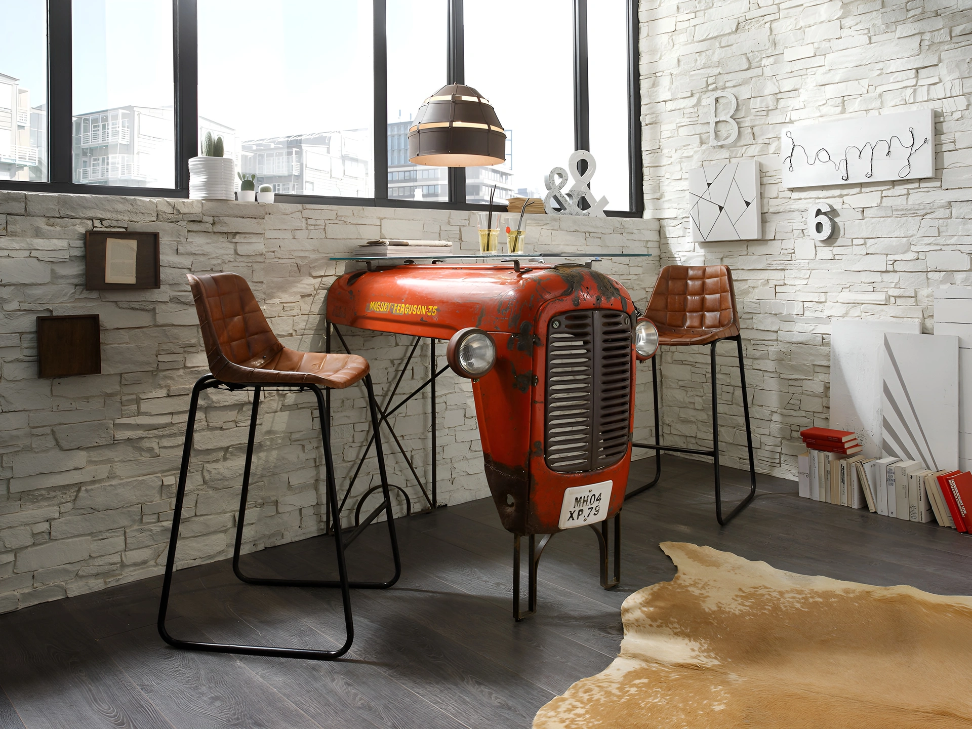 Traktor-Bartisch, rustikaler Holztisch mit schwarzem Metallgestell, Ambienteaufnahme im Industrial-Stil