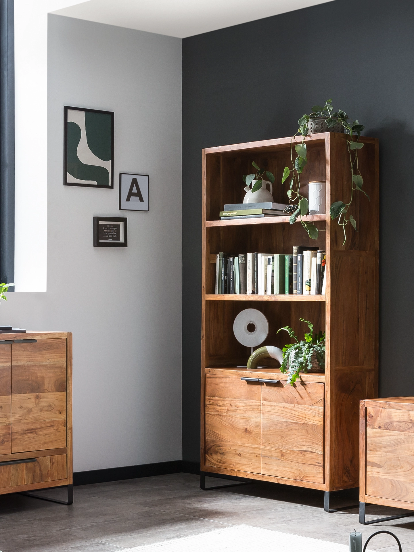 Hoher Schrank "Sydney" im Wohnambiente, modernes, schlichtes Design mit Holzoptik und klaren Linien