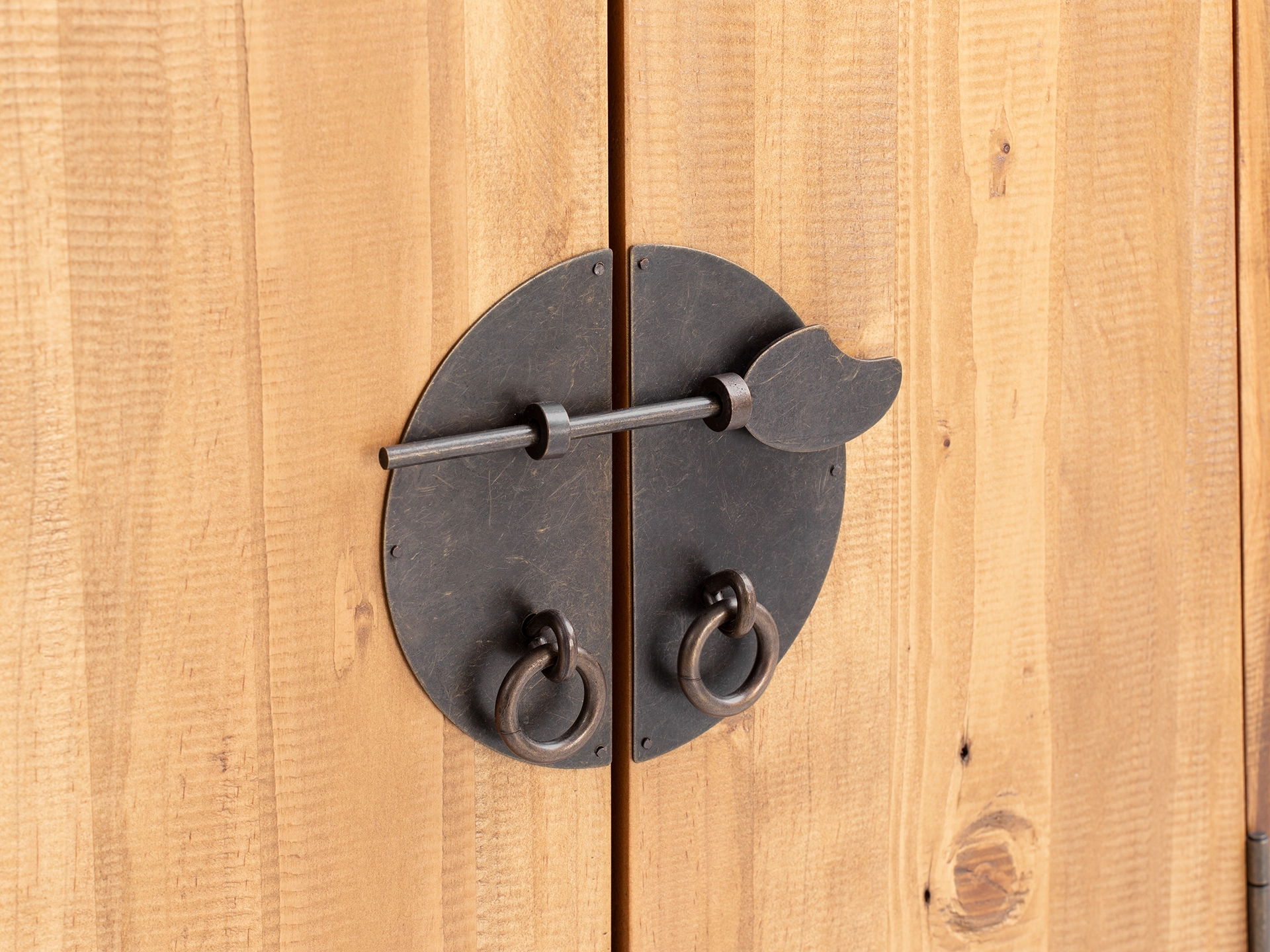 Detailaufnahme Rangun: feine Holzmaserung, präzise Kanten und geölte Massivholzoberfläche – warmes Naturholz, hochwertig verarbeitet.