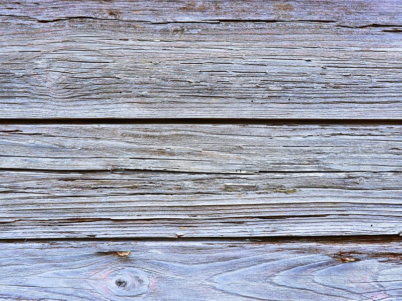 Rustikales Upcycling-Holzmöbel aus recyceltem Holz mit sichtbarer Maserung, warmen Naturtönen und handgearbeitetem Industrie-Look