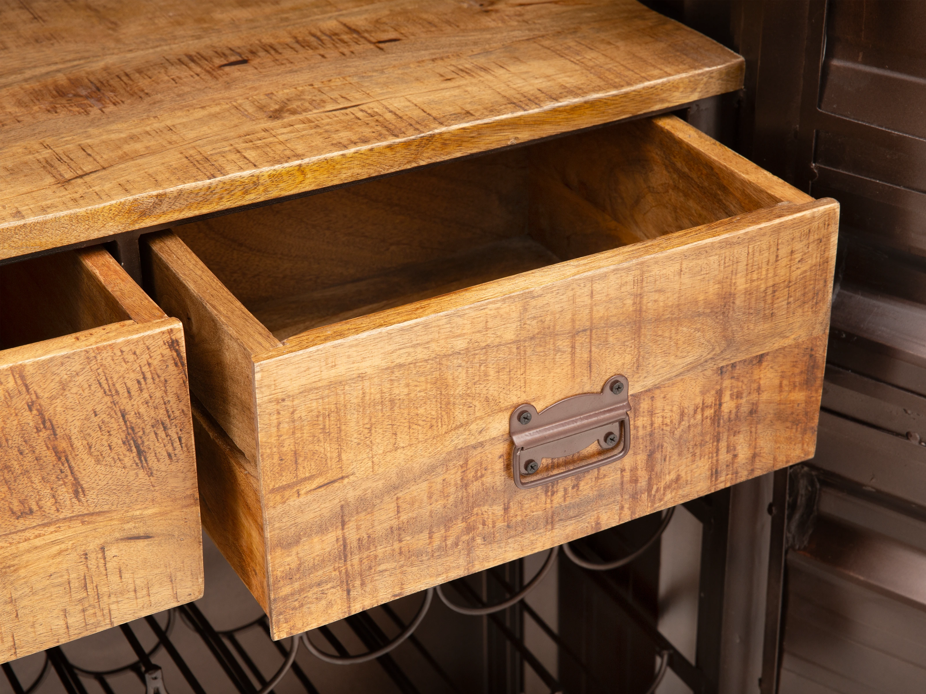 Weinschrank Cargon 45°-Detail: geöffnete Mango-Holz-Schublade mit braunem Metallrahmen, Stauraum und Holzstruktur