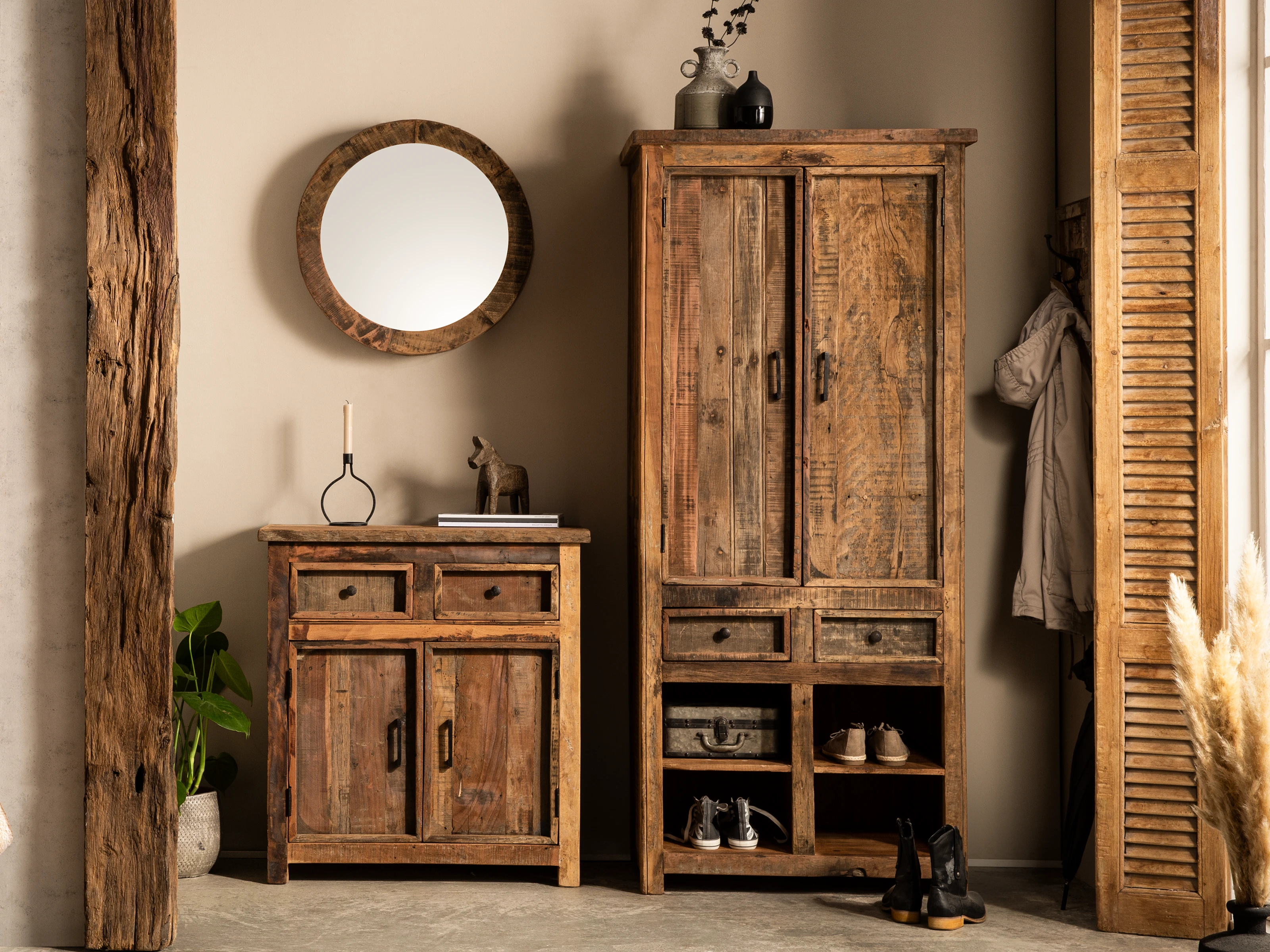 Ambienteaufnahme: moderner Holztisch in warmem Holzton, minimalistisch dekoriert in hellem, wohnlichem Interieur