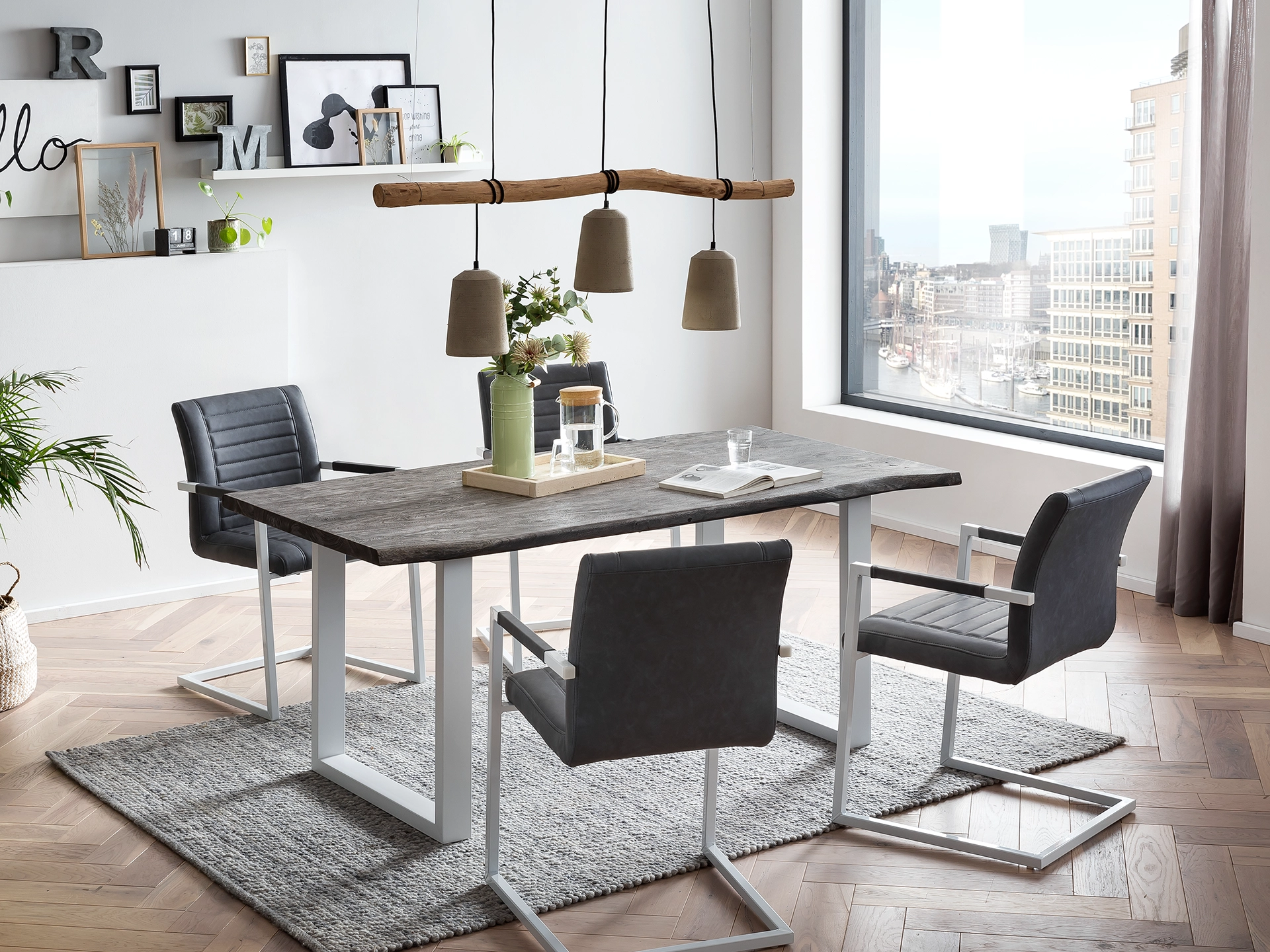 Ambienteaufnahme des Massivholz‑Möbelstücks "Picton" in modernem skandinavischen Wohnraum, warme Holzoptik, dezente Deko, helle Atmosphäre