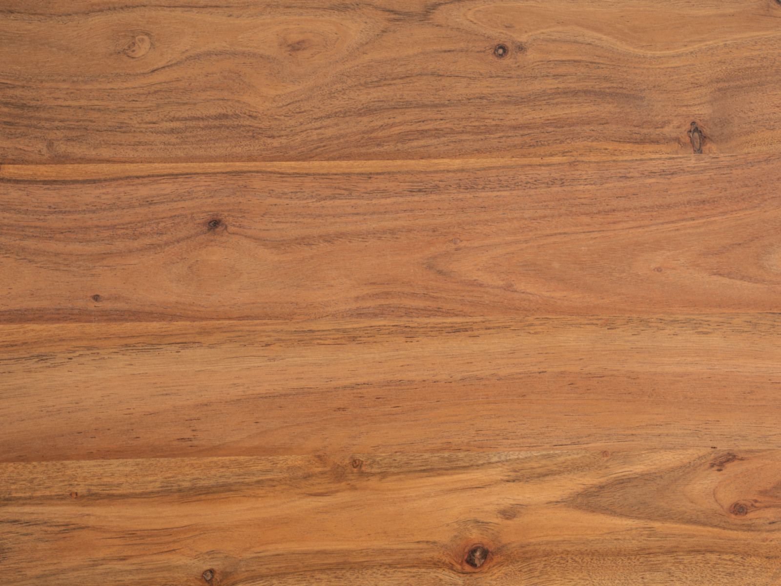 Nahaufnahme von warmem Akazienholz mit markanter Maserung – Holzoberfläche für Möbel, Tisch und Wohnambiente (Akazie)