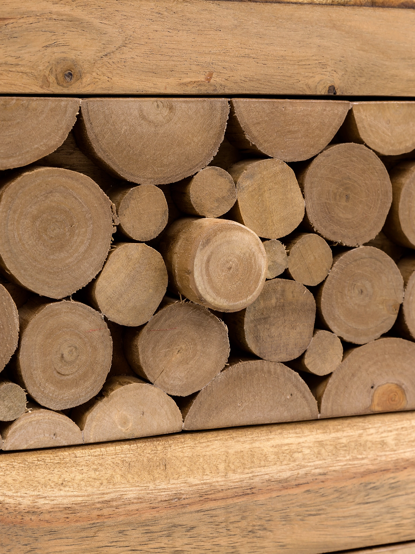 Akazie Holzplatte mit markanter Maserung und warmen Braun- und Honigtönen, natürliche Oberfläche ideal für Möbel und Boden