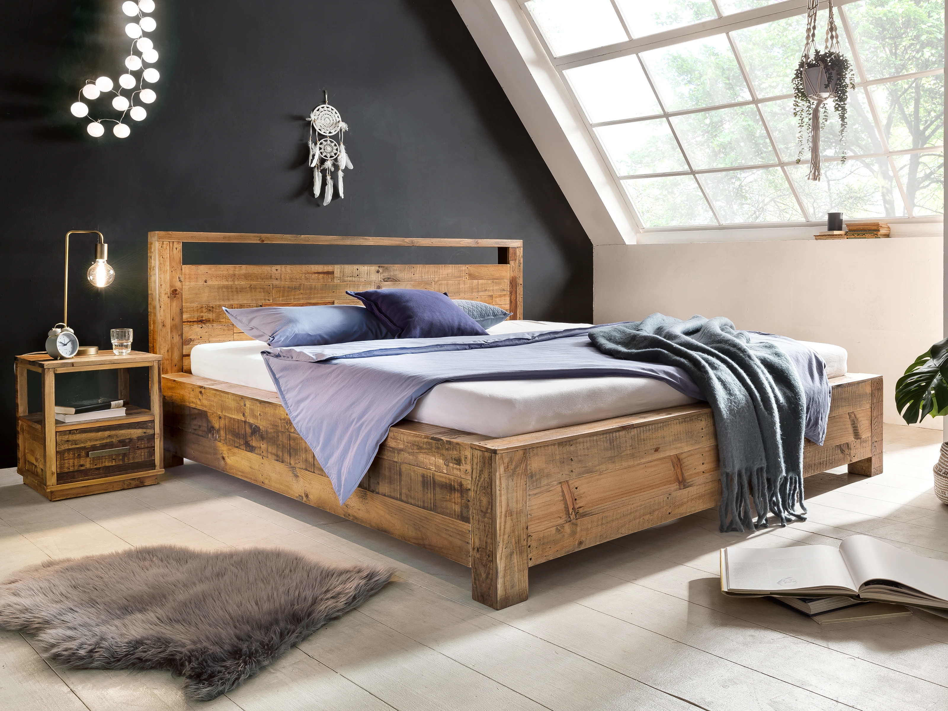 Ambienteaufnahme des Havelock-Möbels in hellem, minimalistischem Raum mit warmen Holztönen, neutralen Textilien und gemütlicher, einladender Stimmung