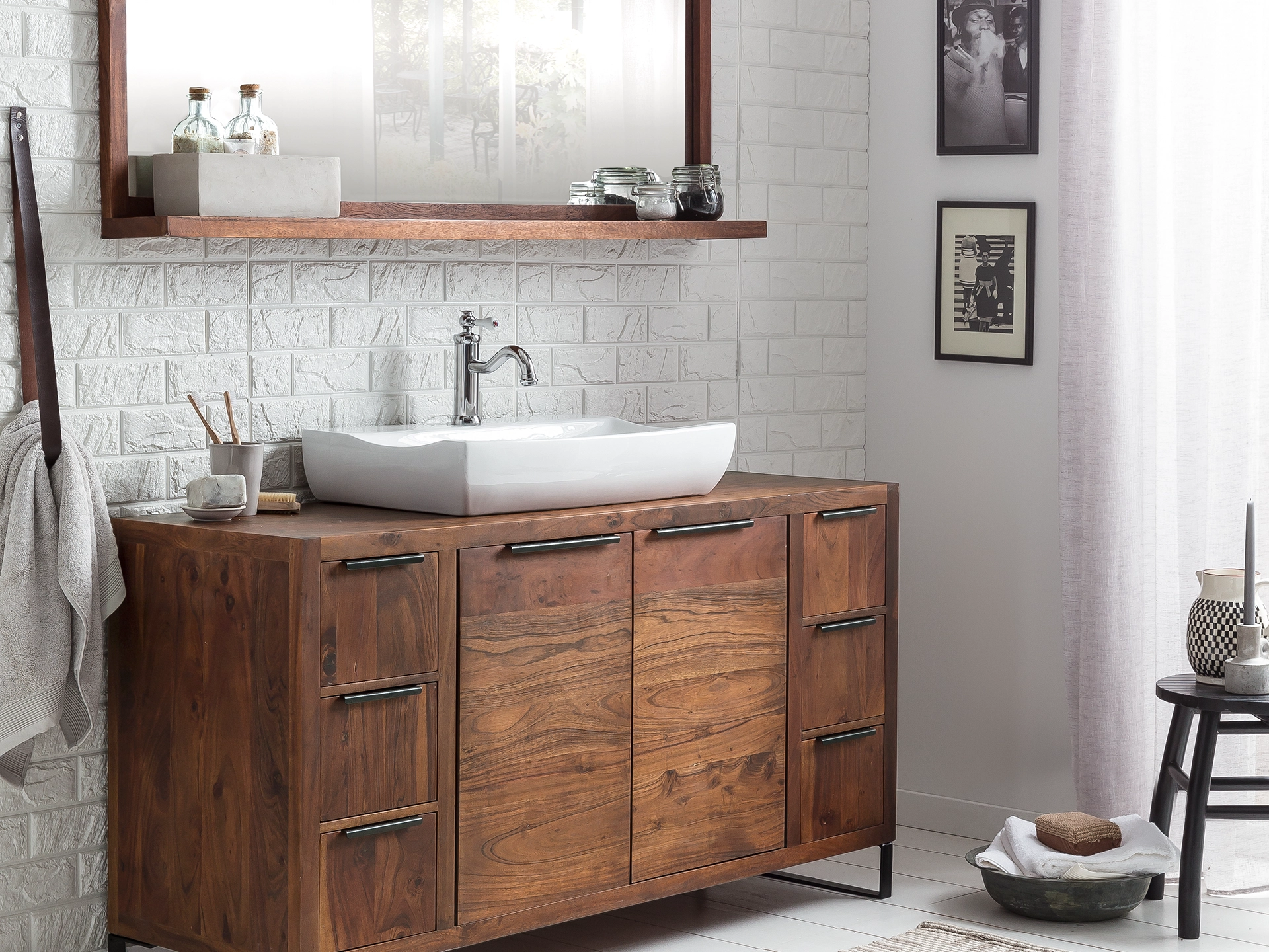 Ambienteaufnahme des Holzmöbels "Sydney" in warmen Eichenholz-Tönen, modernes skandinavisches Interieur, helles Ambiente, minimalistische Formsprache