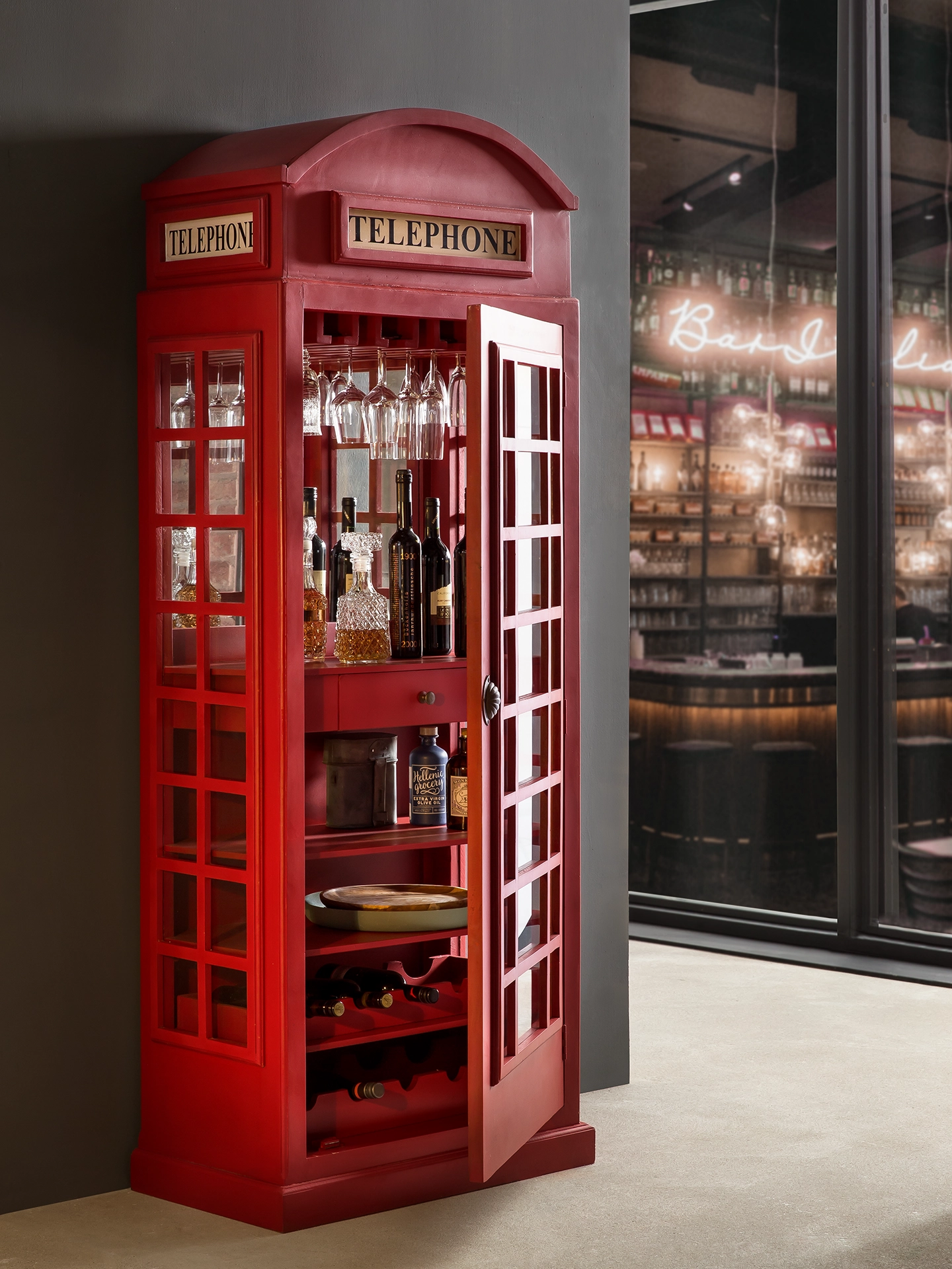 Rote Telefonzelle als Bar mit Theke und Regalen, Vintage-Stil, dekorative Garten- oder Wohnzimmerbar für Partys und Events