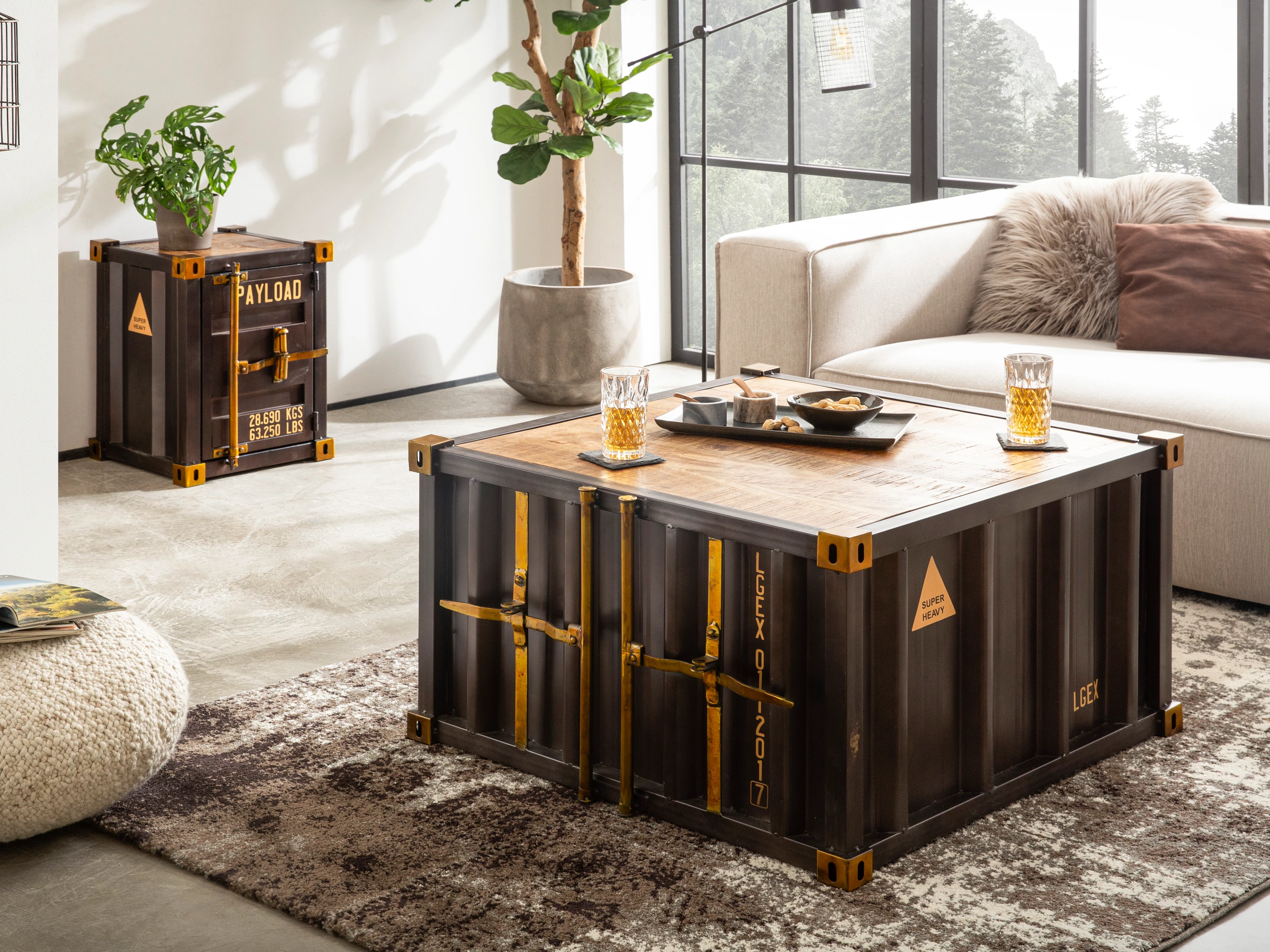 Beistelltisch Cargon, lackiertes Metall & Mangoholz, braun (41×56×41 cm), 45°-Ansicht mit rechts angeschlagener Tür im Wohnbeispiel