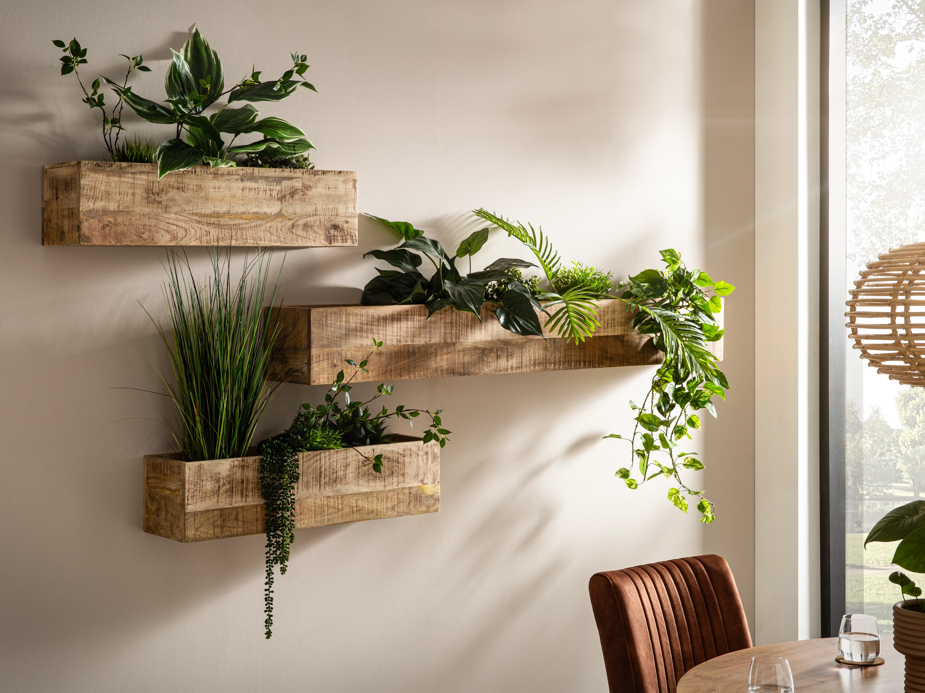 Wohnbeispiel 45°-Ansicht: Rechteckige Mangoholz Wand-Blumenkästen 2er-Set (170×22×25 cm), lackiert, mit Bepflanzung