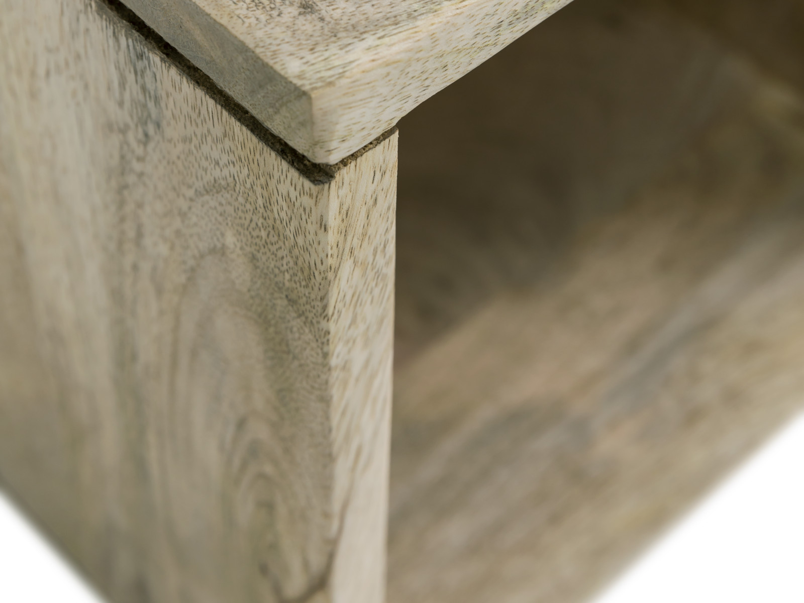 Detailansicht (45°) der Eckverbindung des Wandregals Alcudia aus lackiertem Mango-Holz in Naturfarbe (Freisteller)