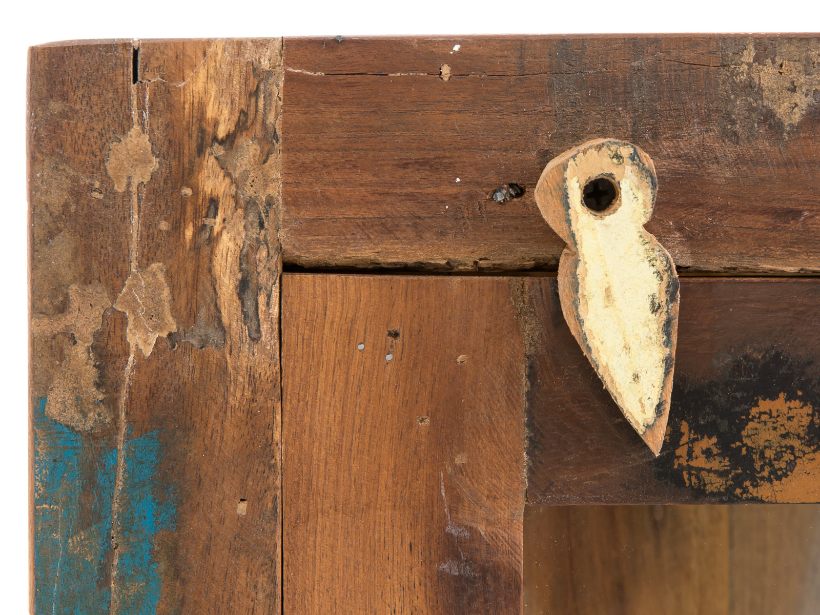 Detailaufnahme Eckhängeschrank Sumana aus lackiertem Holz (braun) – Freisteller zeigt rechten Schlüsselloch-Beschlag