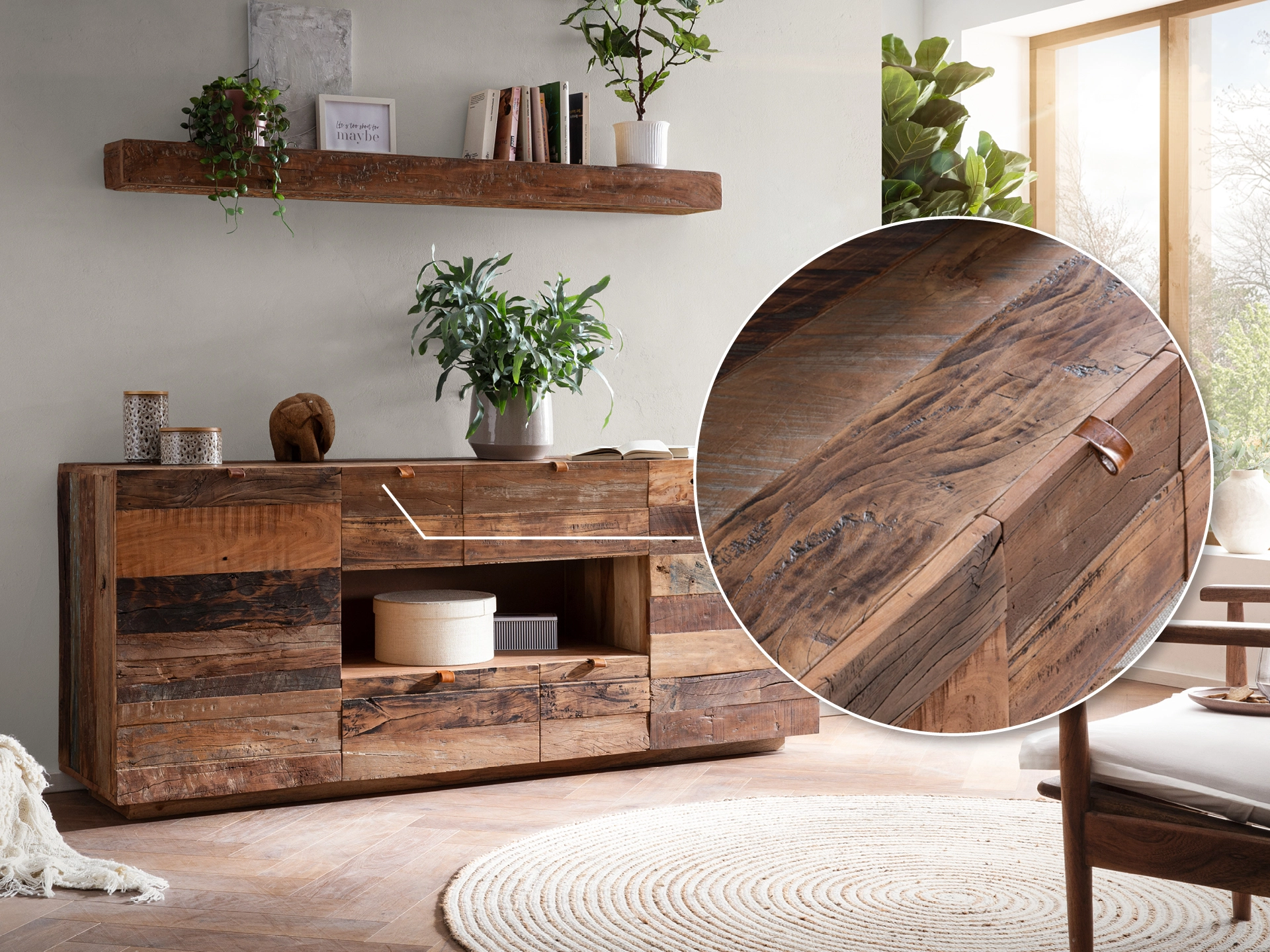 Wohnzimmer mit warmem Eichenholzboden und passenden Holzmöbeln, helles Sofa, natürliche Farbtöne und skandinavisch-gemütliche Atmosphäre