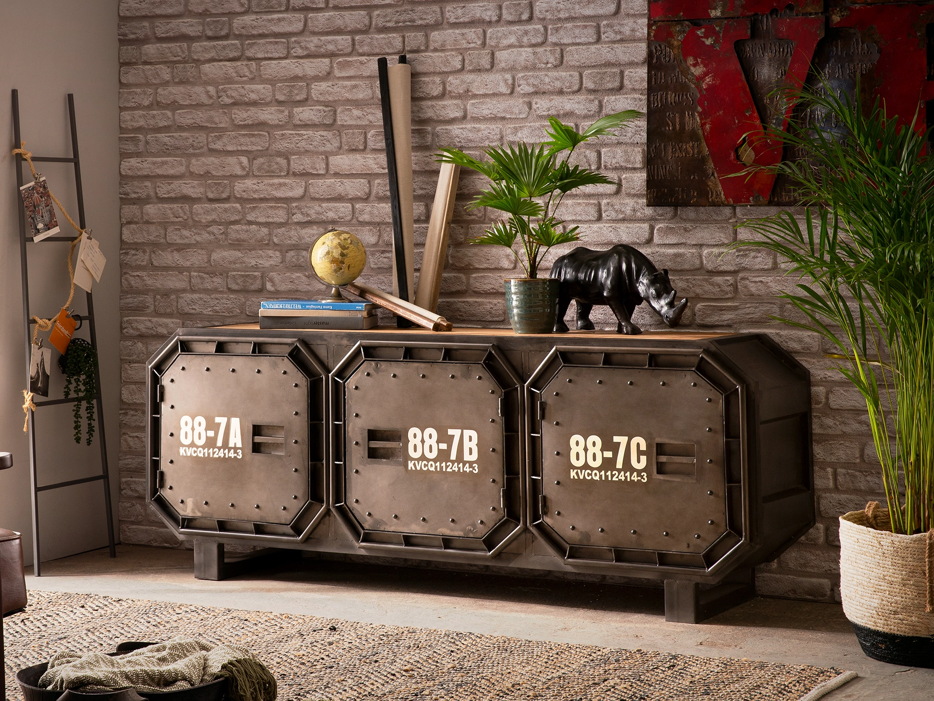 Moderner Barkley Sessel aus grauem Stoff mit Holzfüßen im hellen, skandinavisch eingerichteten Wohnzimmer – Holzboden, Beistelltisch und Grünpflanze, warme, natürliche Stimmung.