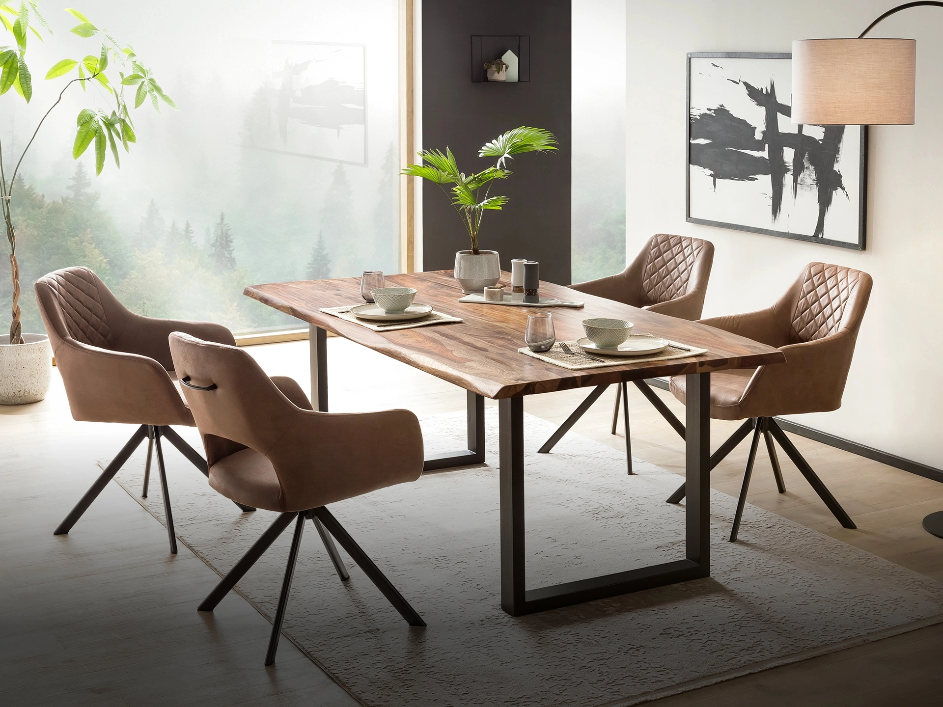 Blog-Cover: modernes Wohnzimmer mit massiver Holzwand, Massivholzmöbeln, gemütlichem Sofa, Kissen und grünen Pflanzen