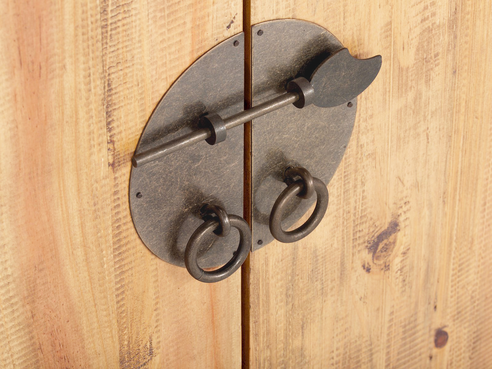 Detailansicht des antiken Metall-Türriegelverschlusses am braunen Unterschrank Rangun aus lackierter recycelter Pinie, Frontansicht