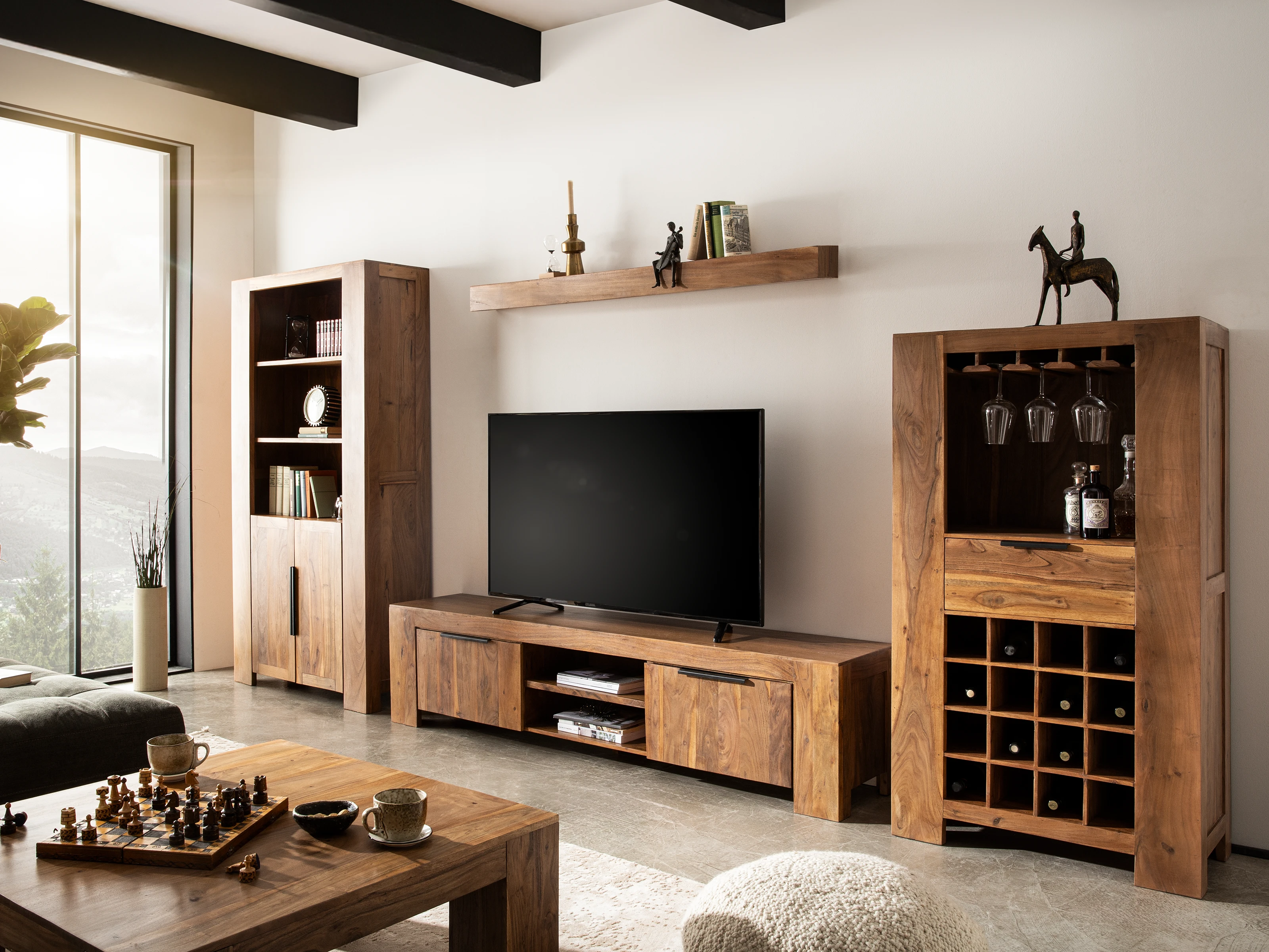 Wohnbeispiel: Frontansicht Bücherregals Osbon (100×190×40 cm) aus lackierter Akazie, 2 Türen, 3 offene Fächer, braun