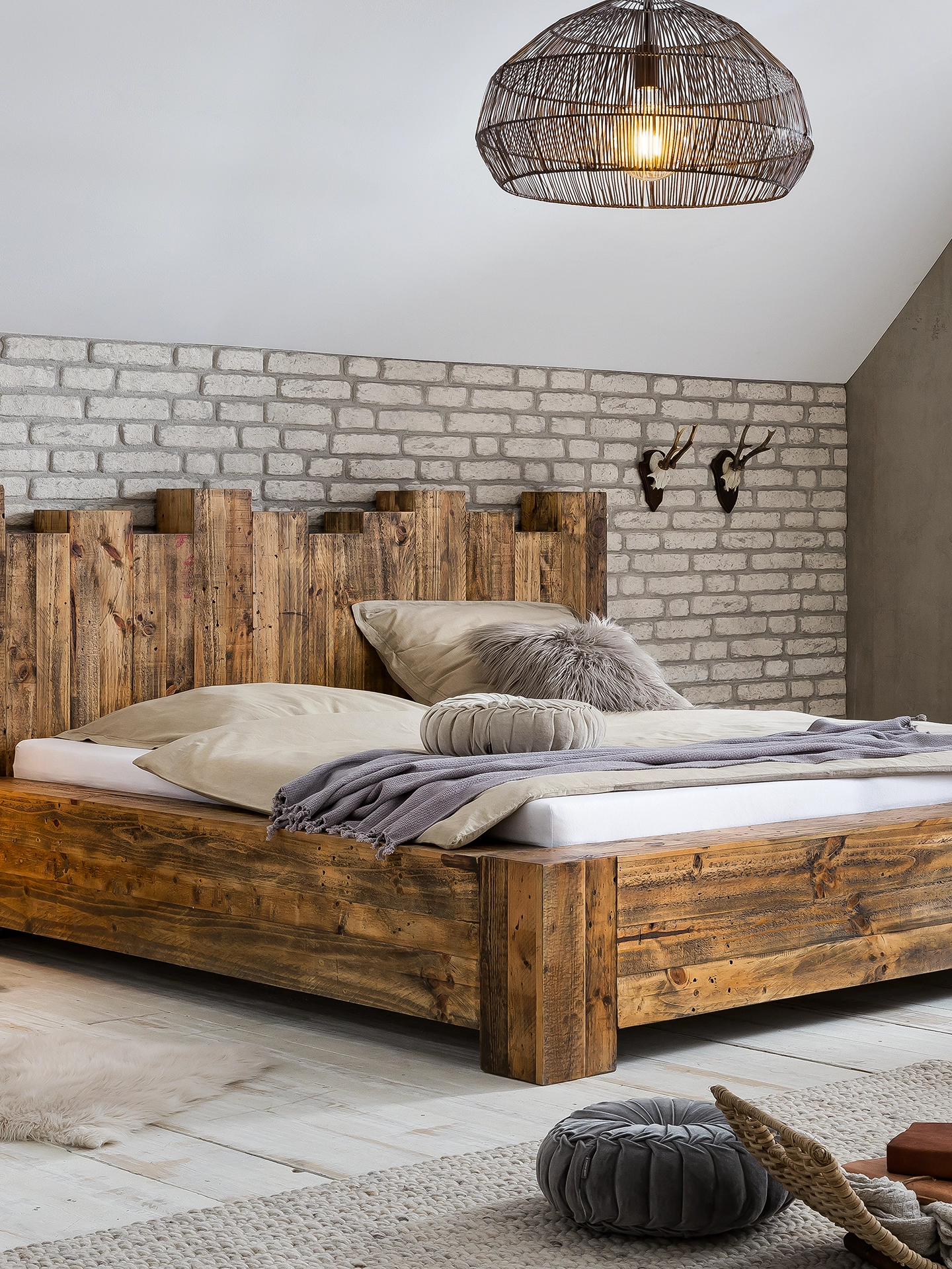 Kingsburgh hoher Holzschrank in Ambienteaufnahme, rustikale Massivholz-Optik, warme Holztöne und schlichte Metallgriffe