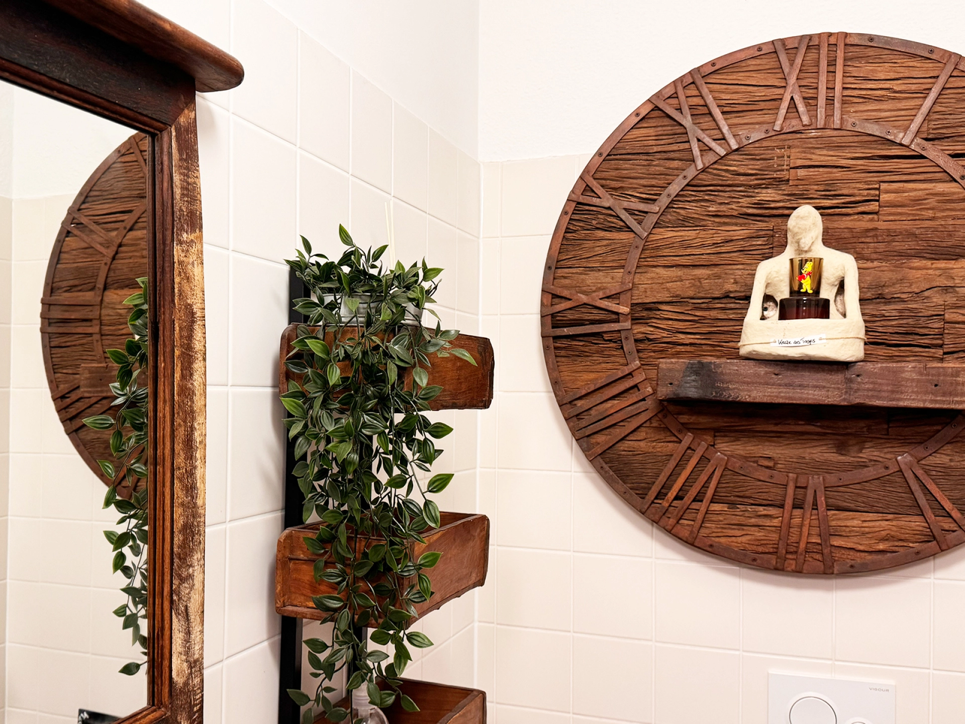 Helles, kreatives Wohnzimmer mit Holzmöbeln, Zimmerpflanzen und modernen Accessoires – skandinavisch-minimalistische Einrichtung mit warmen Holztönen und gemütlicher Atmosphäre.