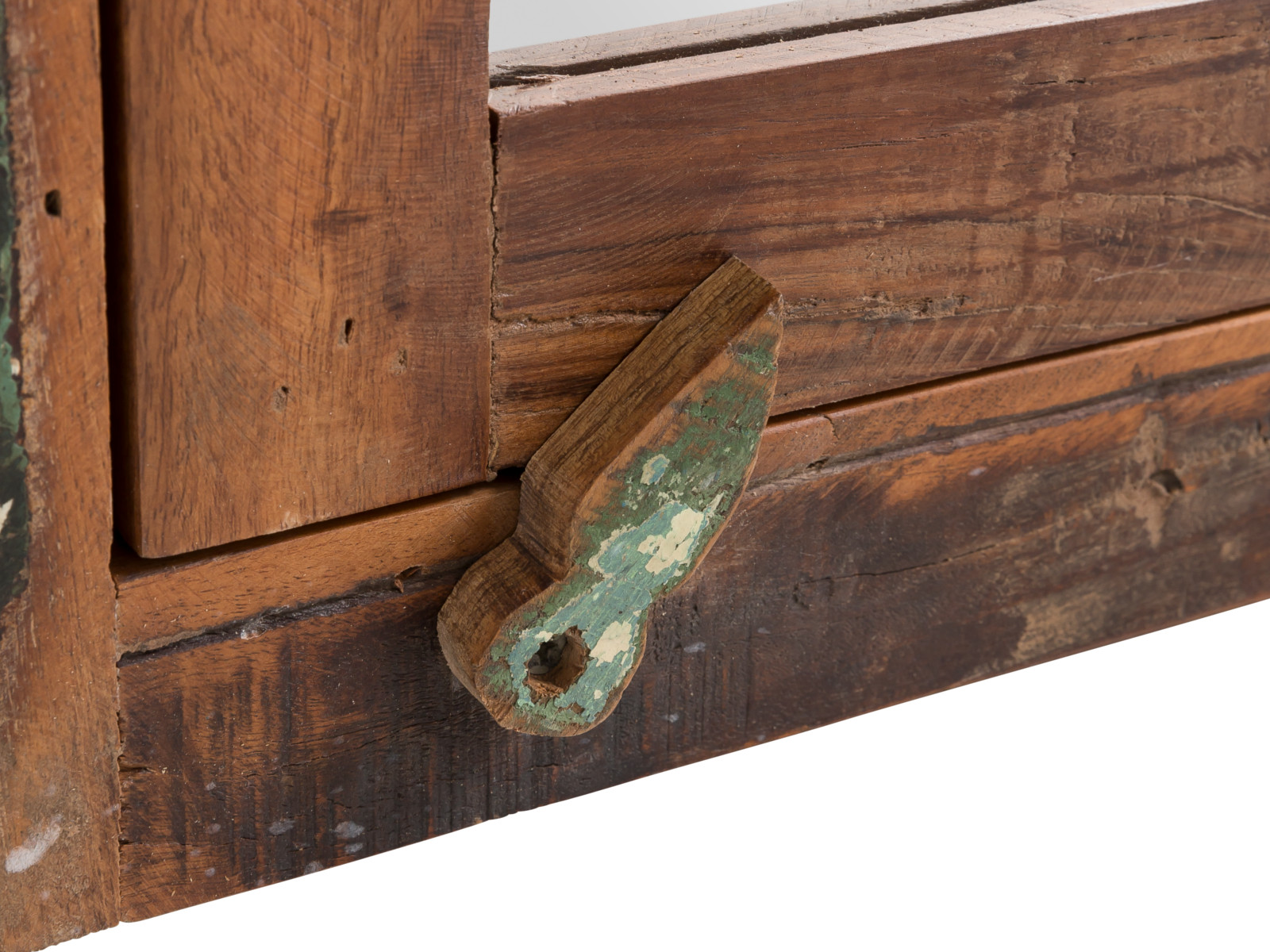 Frontdetail Badmöbel Set Sumana III: lackierter Holzriegel aus recyceltem Hartholz am Frontverschluss (Freisteller)