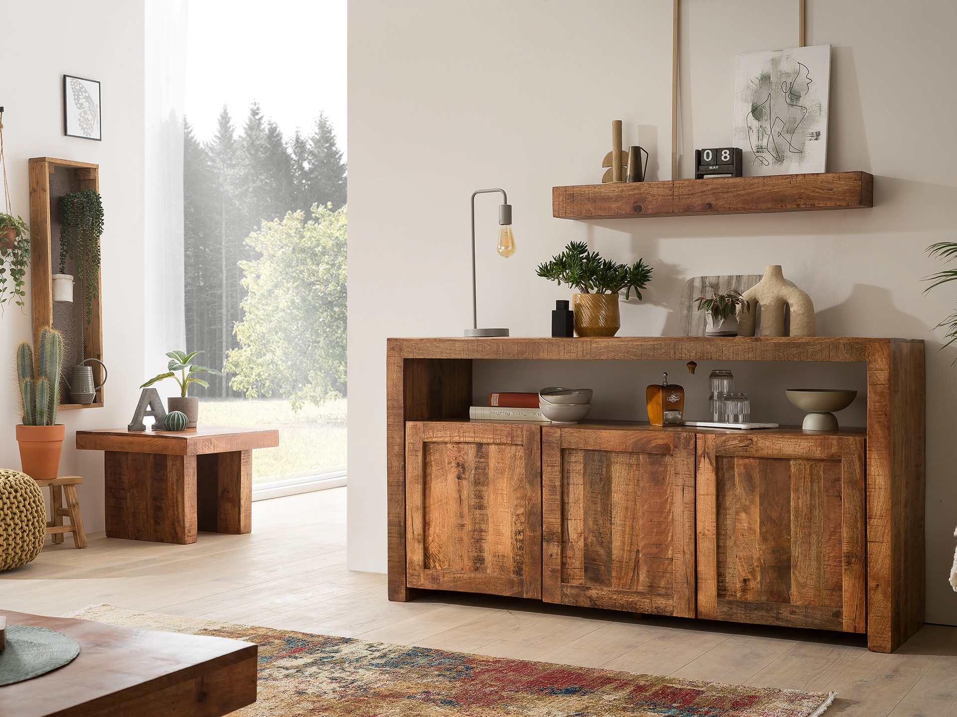 Rustikale Landhaus-Kommode "Country" aus Massivholz im gemütlichen Ambiente, warme Holz- und Cremetöne, dekorativ gestylt