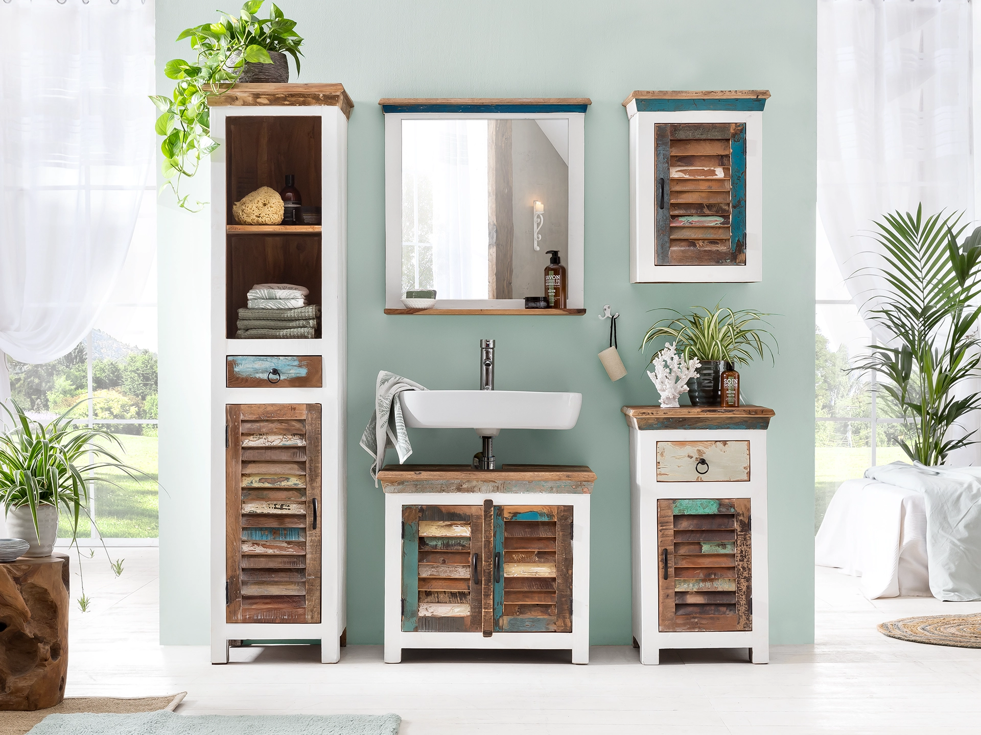 Ambienteaufnahme des Möbelstücks 'Perth' aus Holz in warmen Tönen, modernes skandinavisches Design, dezente Dekoration