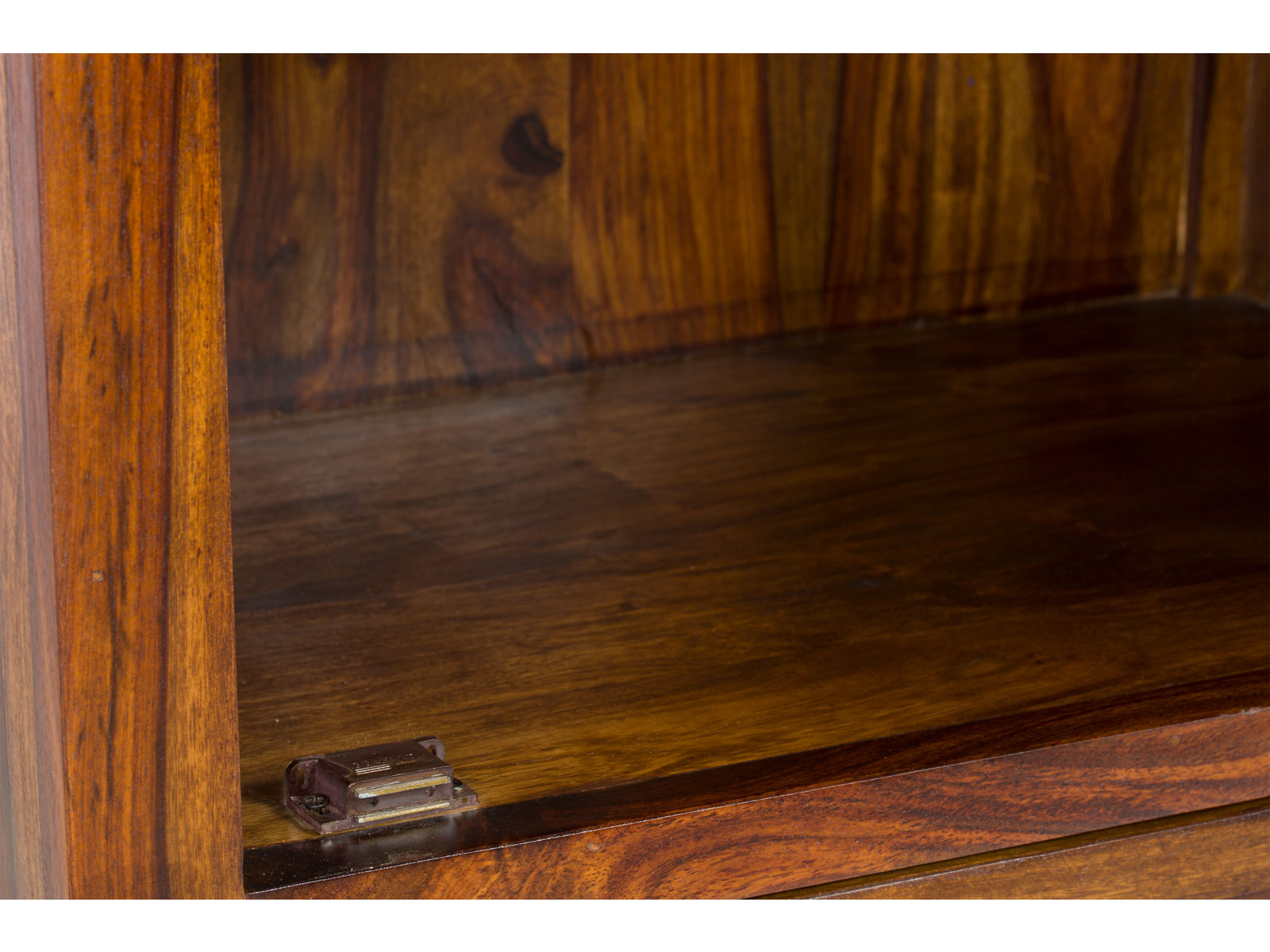 Detailbild geöffnete Fronttür der Vitrine Palison dunkel, Palisanderholz lackiert, braune Innenansicht mit Fachboden