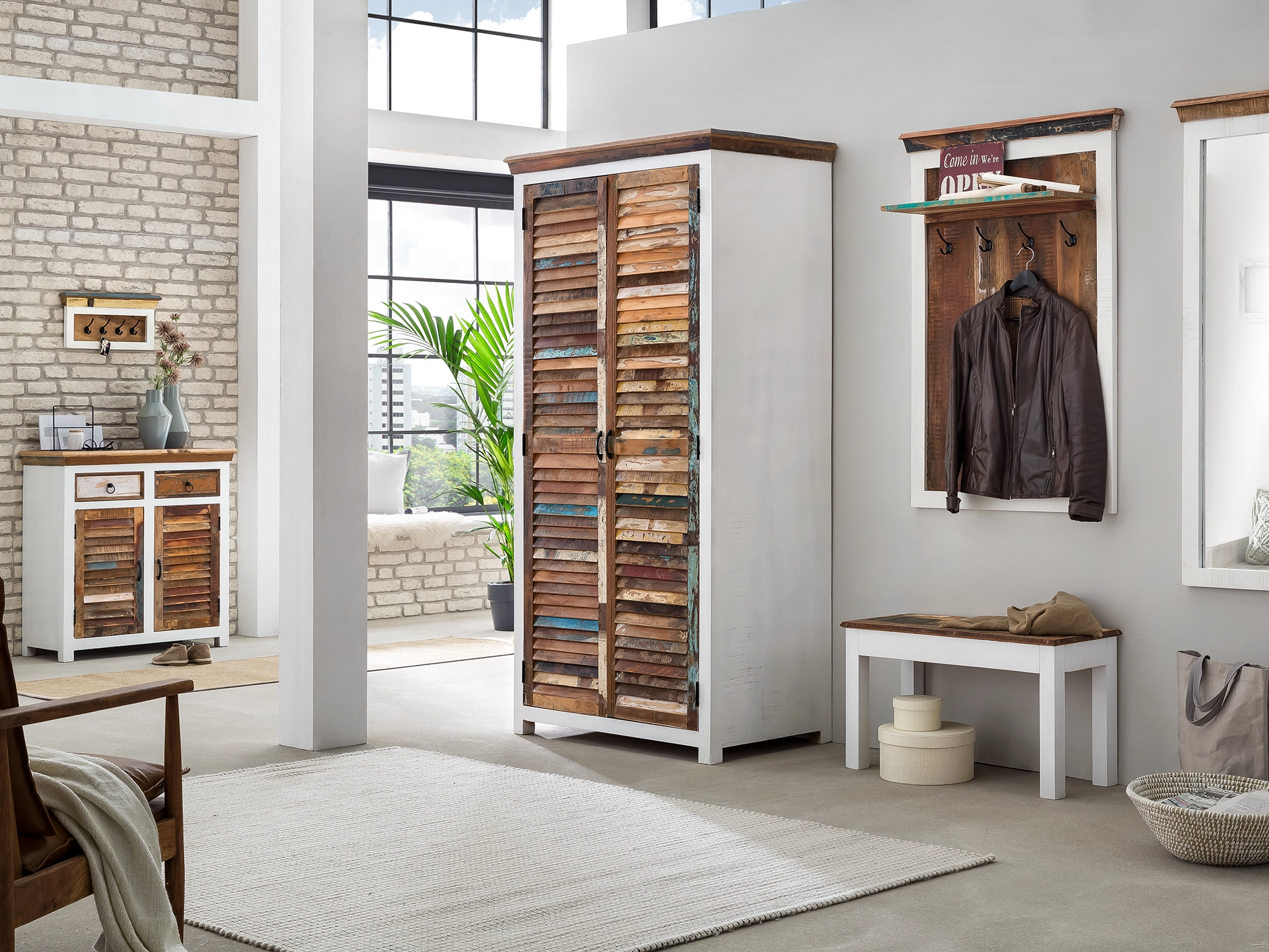 Ambienteaufnahme des Holztisches 'Perth' (Woodkings) – schlichtes, massives Holzdesign in heller Wohnraumatmosphäre