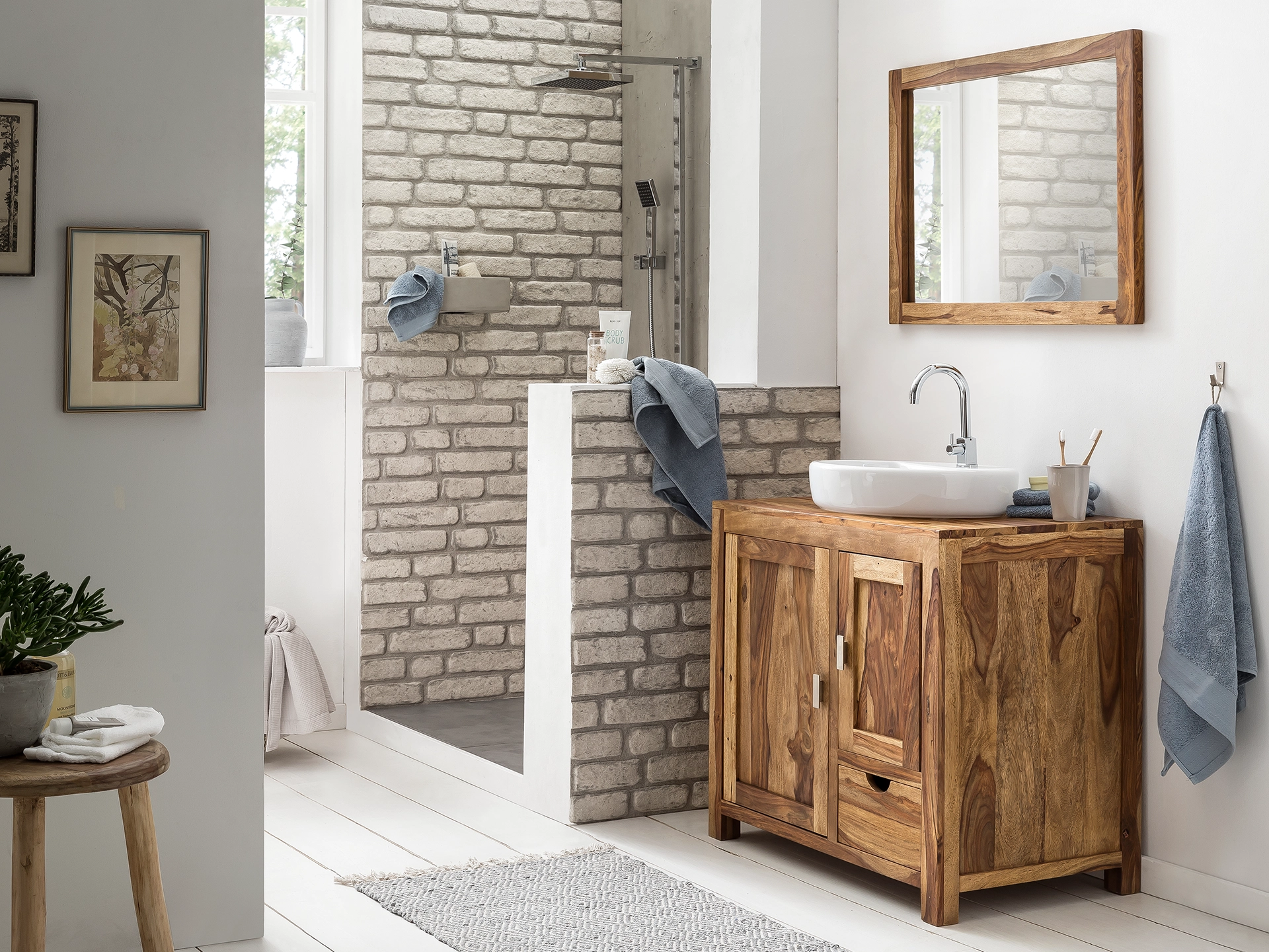 Lagos Esstisch aus hellem Eichenholz in modernem Ambiente, klare Linien, stilvolle Deko und warme Farbtöne