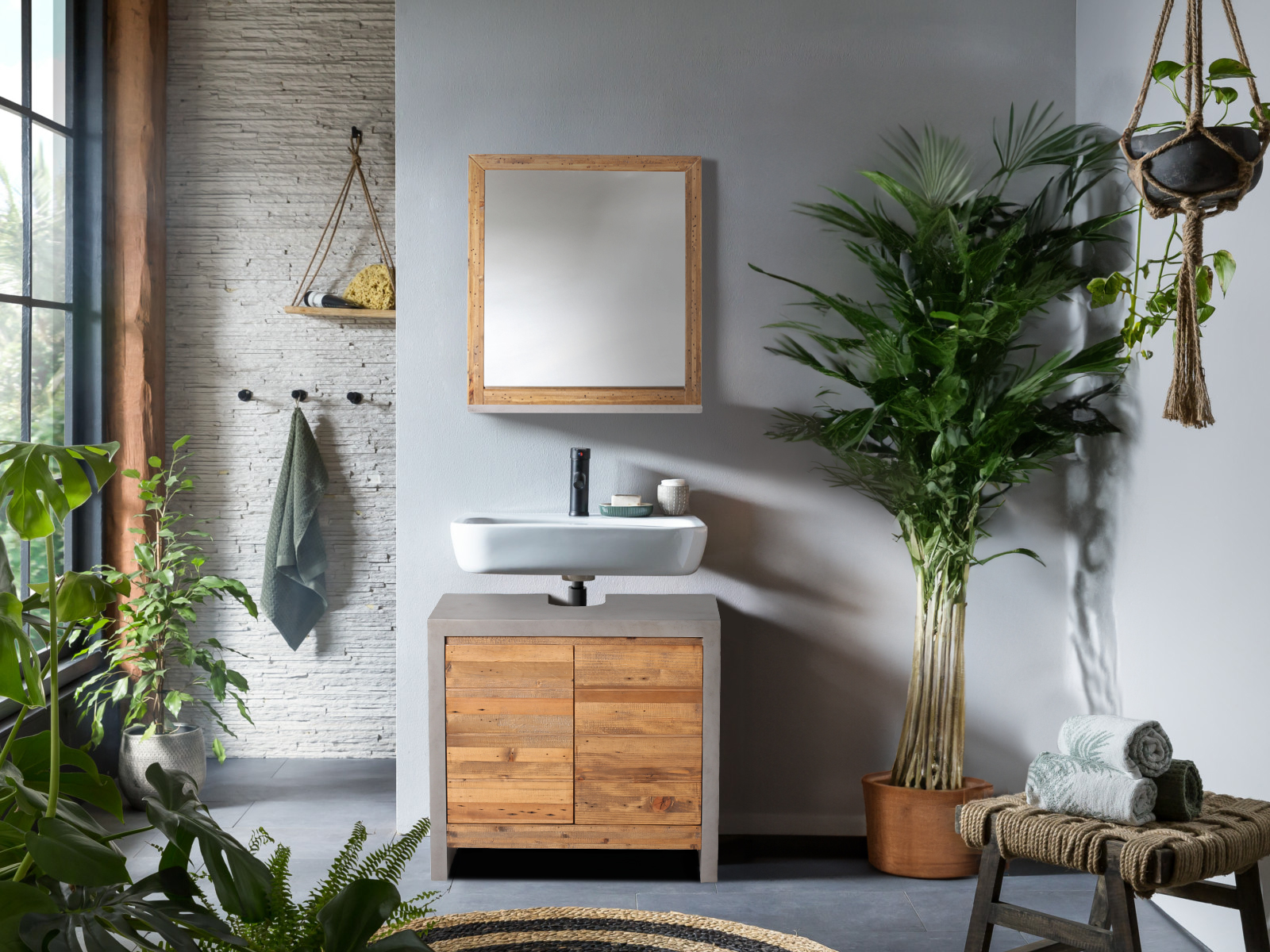 Frontansicht Badmöbel-Set Burnham Grau klein: 2-türiger Unterschrank aus Pinie/MDF, lackiert, mit Becken und Spiegel.